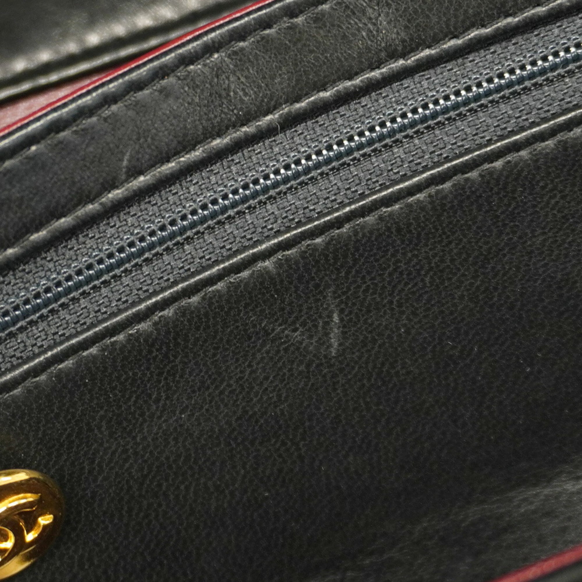 Chanel Black Leather Shoulder Bag (Pre-Owned)