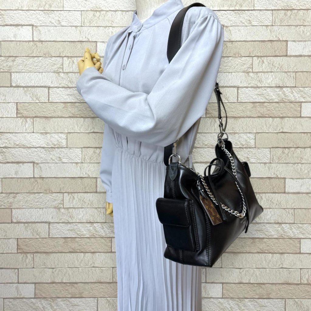 Louis Vuitton Black Leather Shoulder Bag (Pre-Owned)