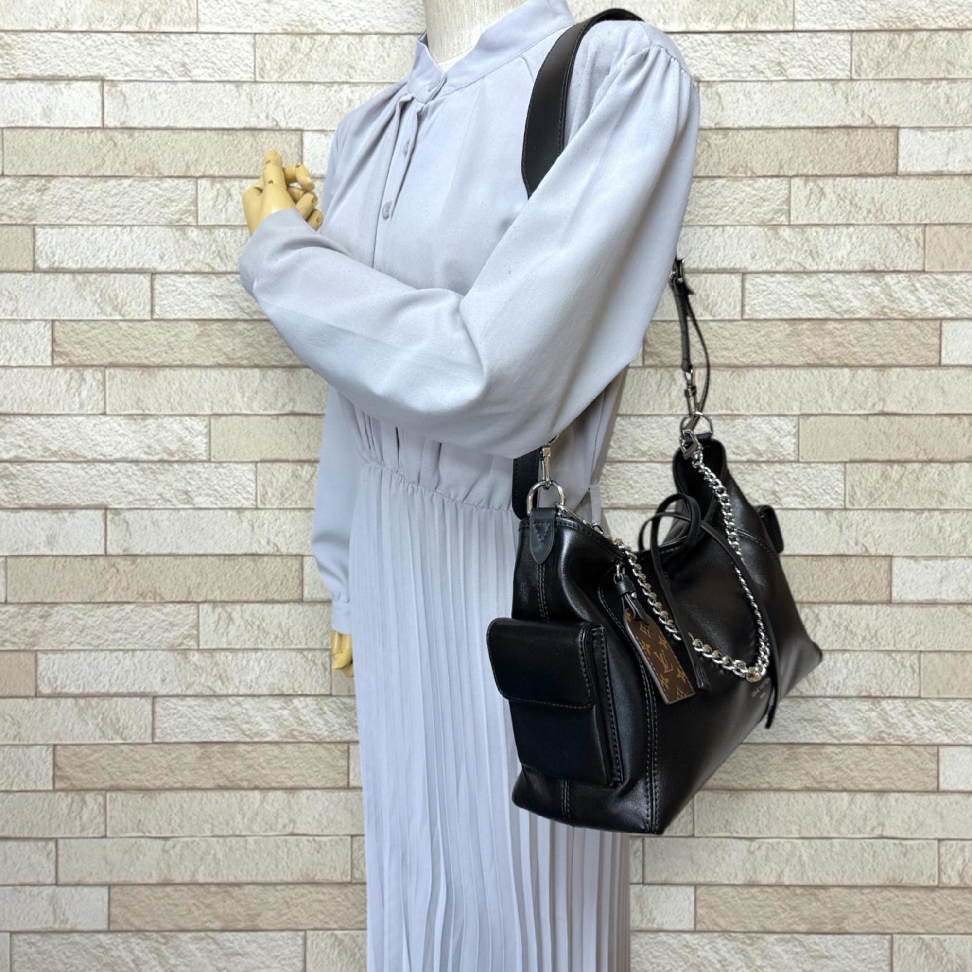 Louis Vuitton Black Leather Shoulder Bag (Pre-Owned)