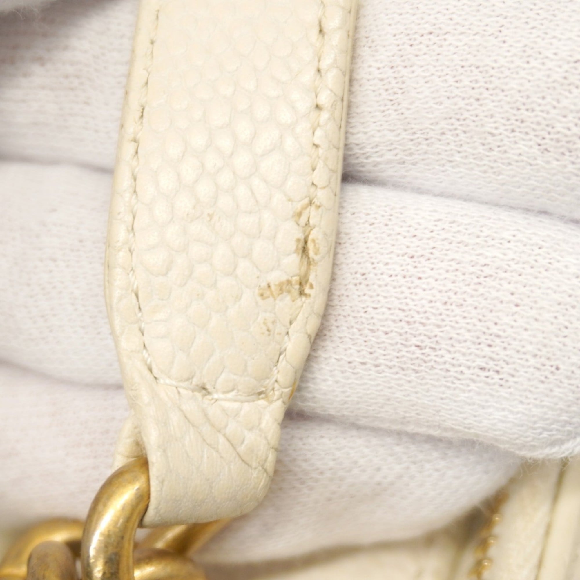 Chanel White Grained Calfskin Handbag (Pre-Owned)