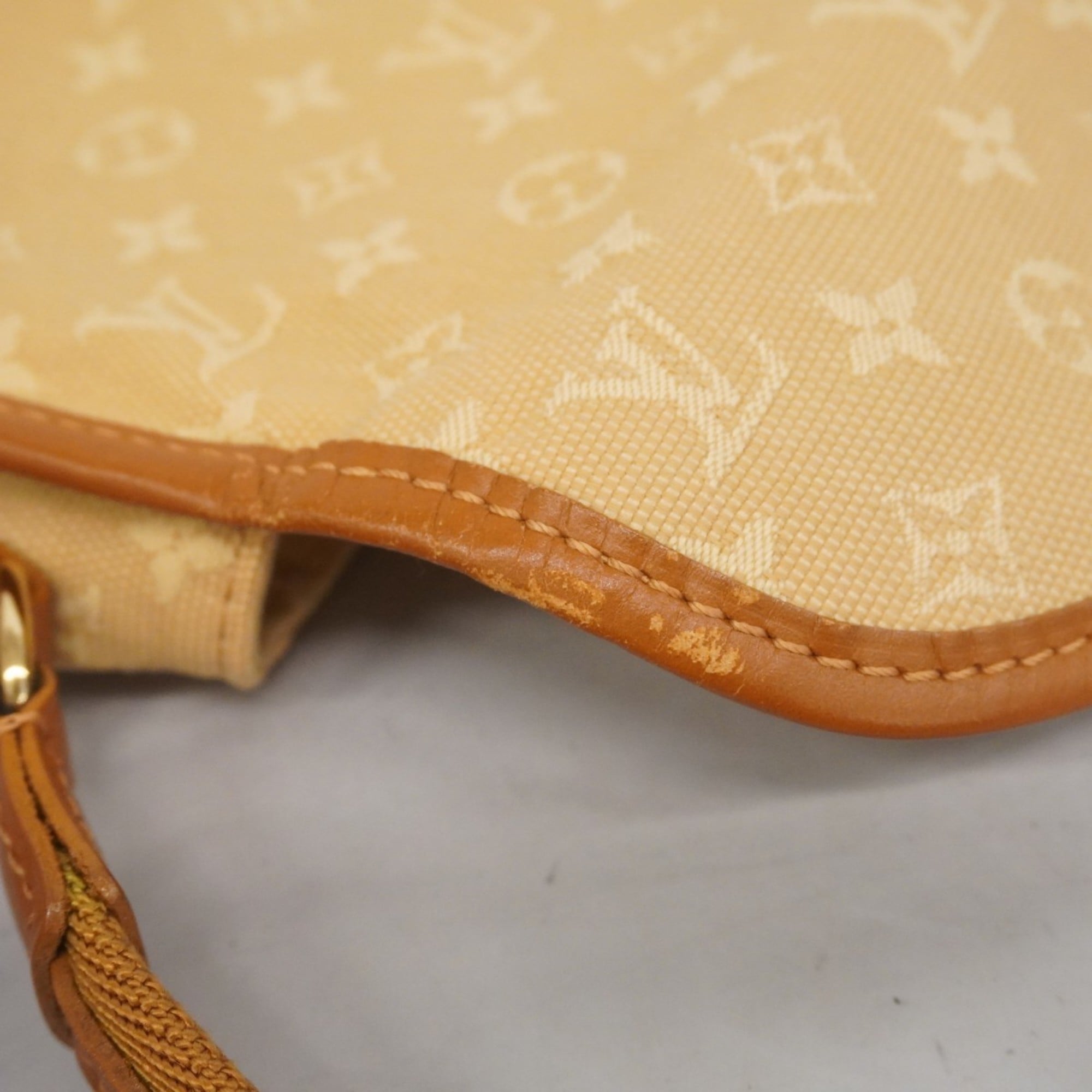 Louis Vuitton Beige Shoulder Bag (Pre-Owned)