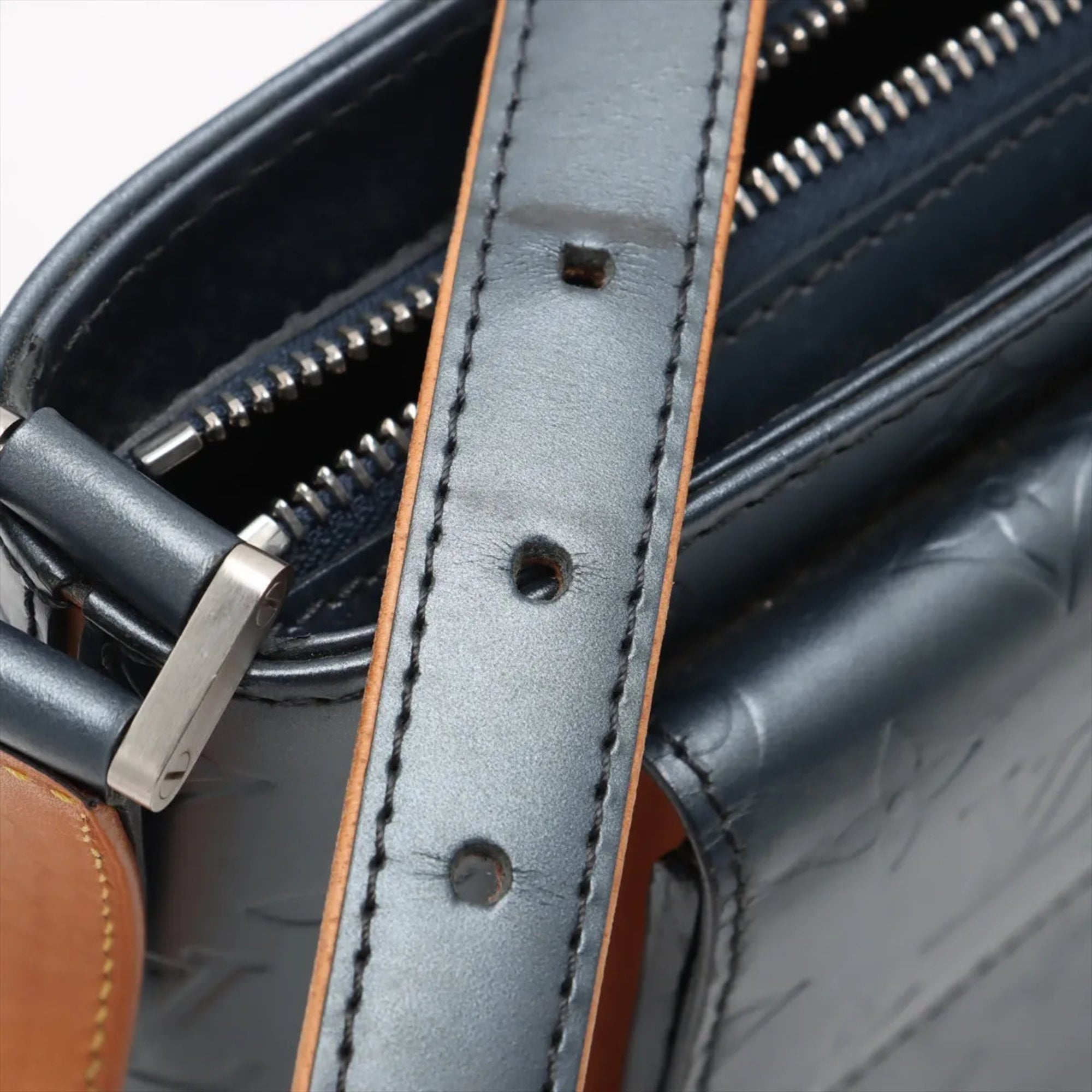 Louis Vuitton Blue Leather Shoulder Bag (Pre-Owned)