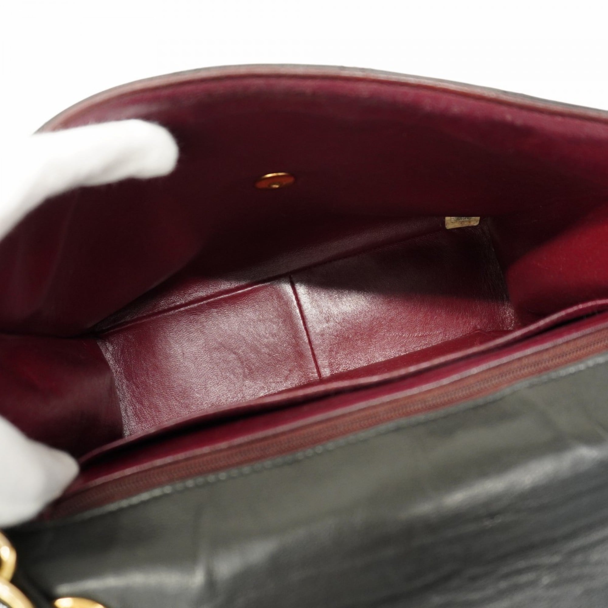 Chanel Black Leather Shoulder Bag (Pre-Owned)