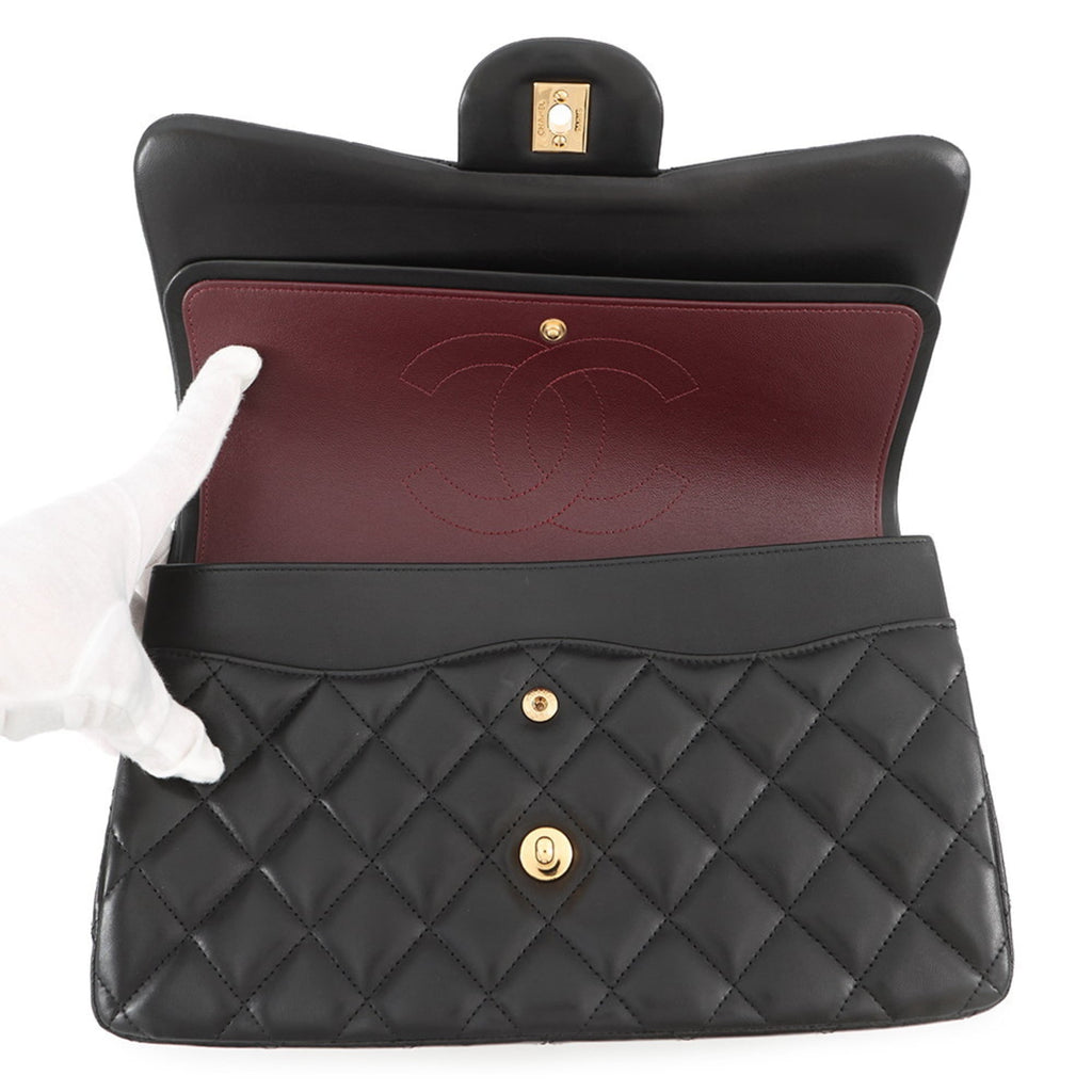 Chanel Matelasse Black Leather Shoulder Bag (Pre-Owned)