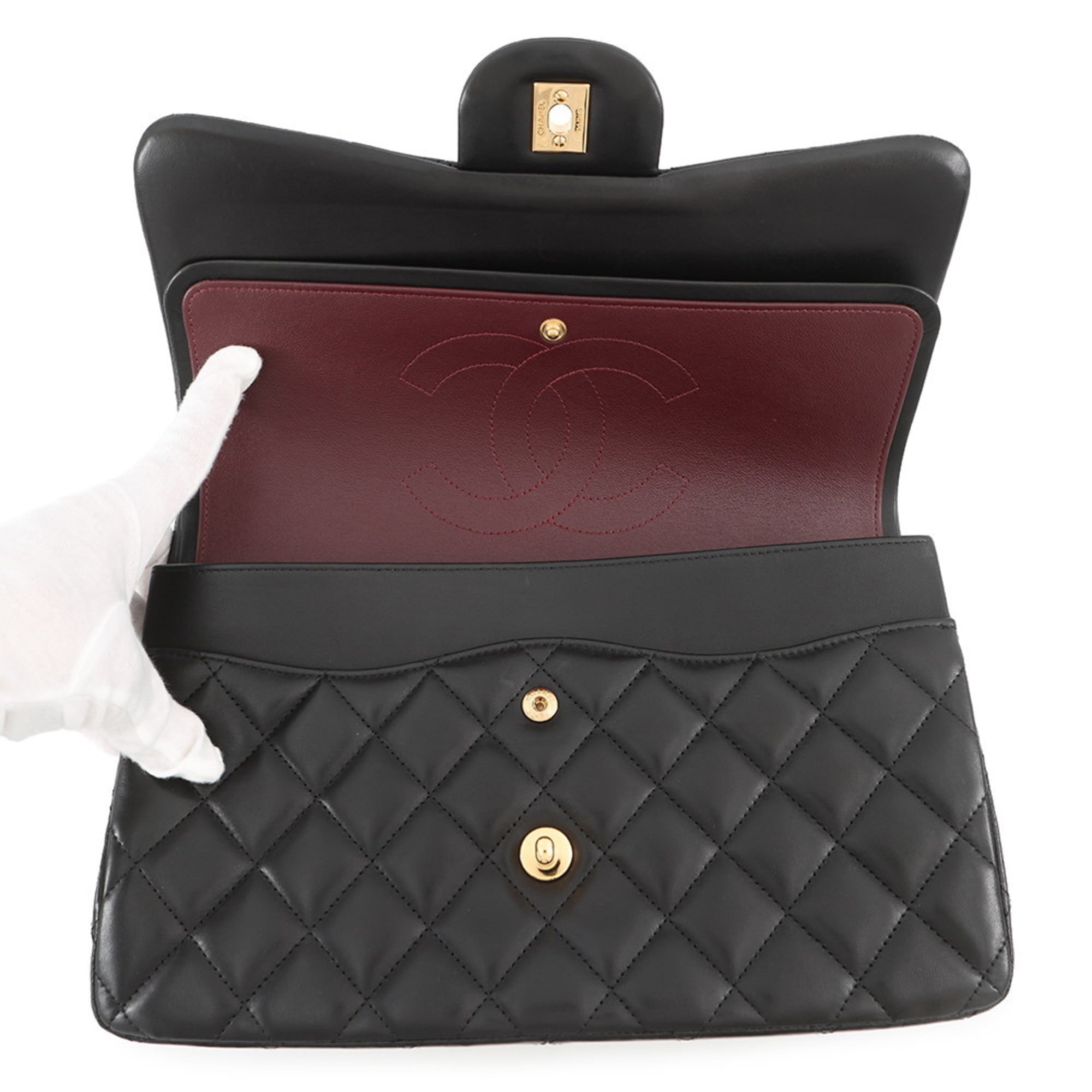 Chanel Matelasse Black Leather Shoulder Bag (Pre-Owned)