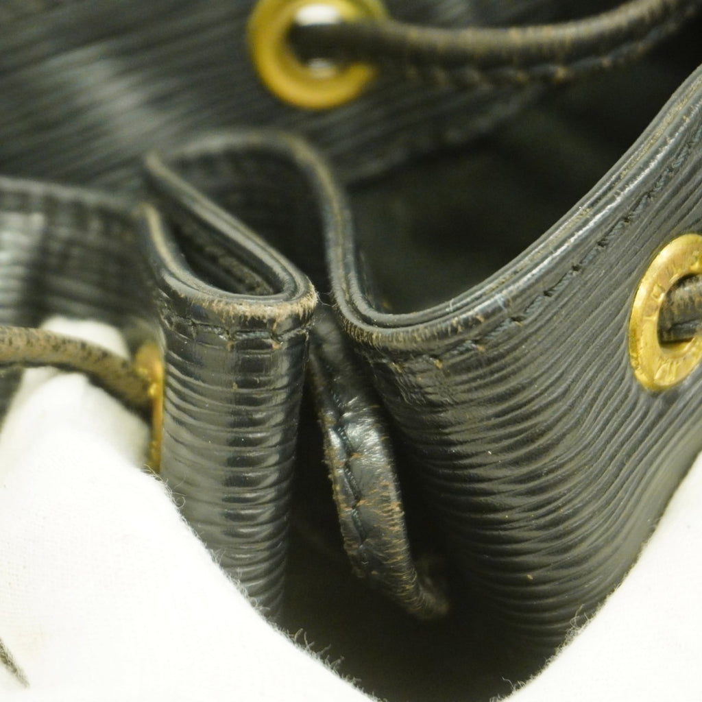 Louis Vuitton Noir Shoulder Bag (Pre-Owned)
