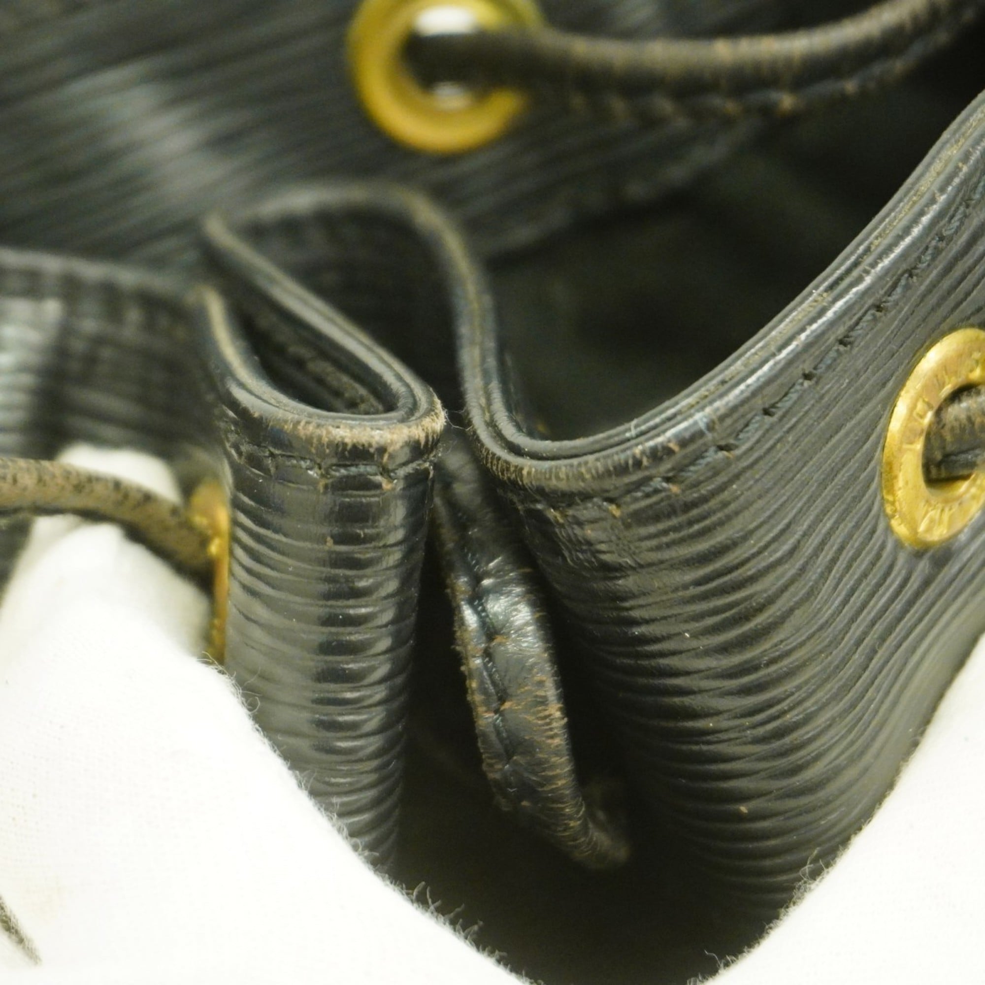 Louis Vuitton Noir Shoulder Bag (Pre-Owned)