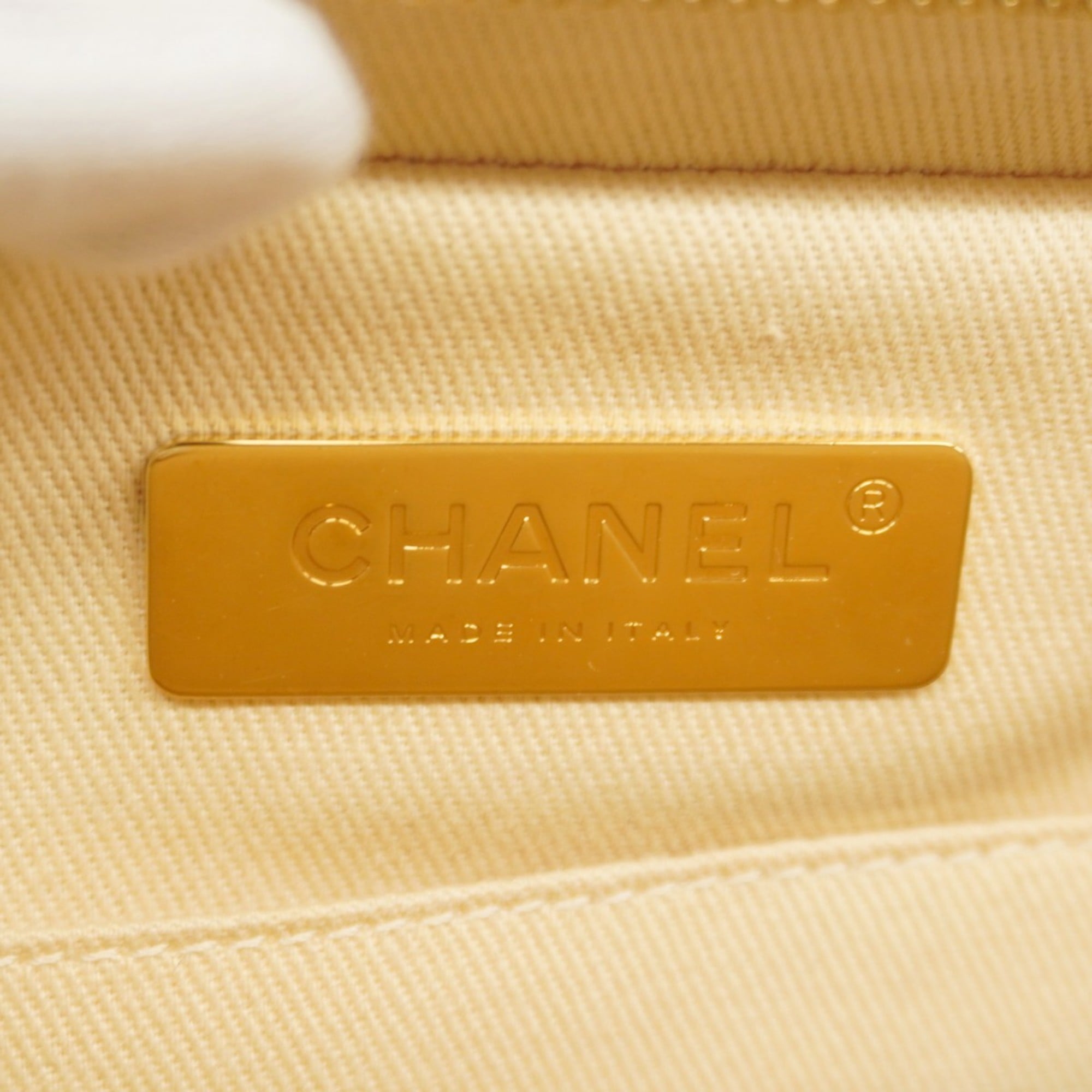 Chanel White Grained Calfskin Handbag (Pre-Owned)