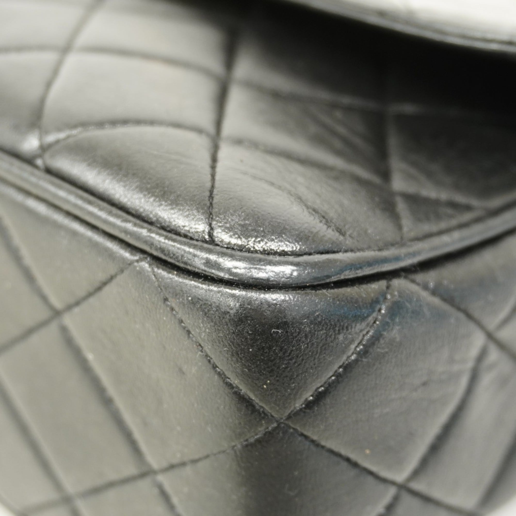 Chanel Black Leather Shoulder Bag (Pre-Owned)