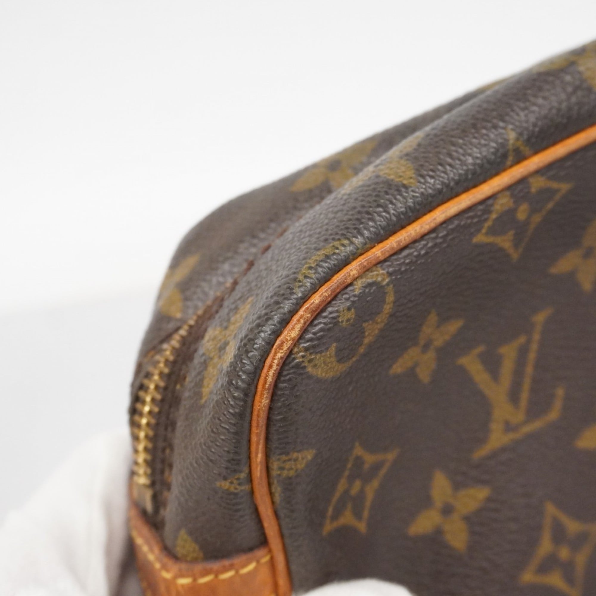 Louis Vuitton Brown Clutch Bag (Pre-Owned)