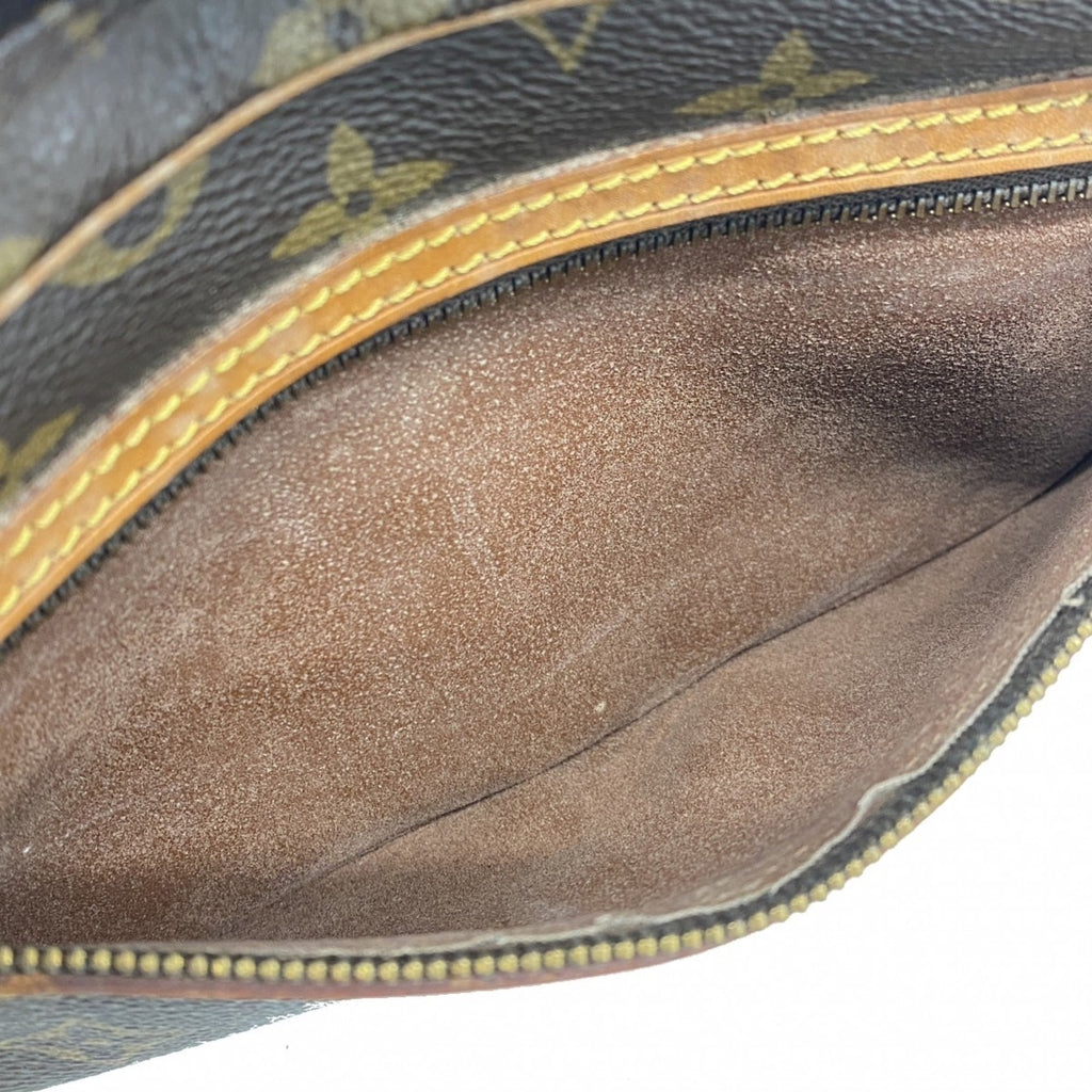 Louis Vuitton Brown Clutch Bag (Pre-Owned)
