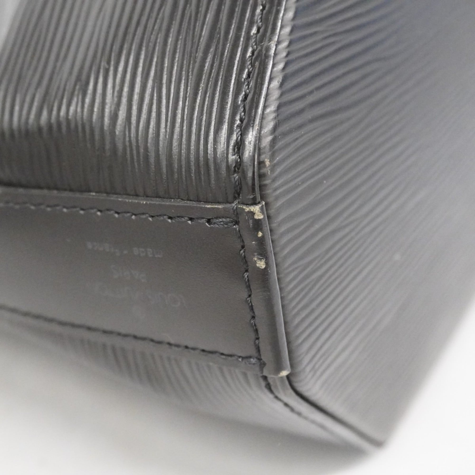 Louis Vuitton Noir Shoulder Bag (Pre-Owned)