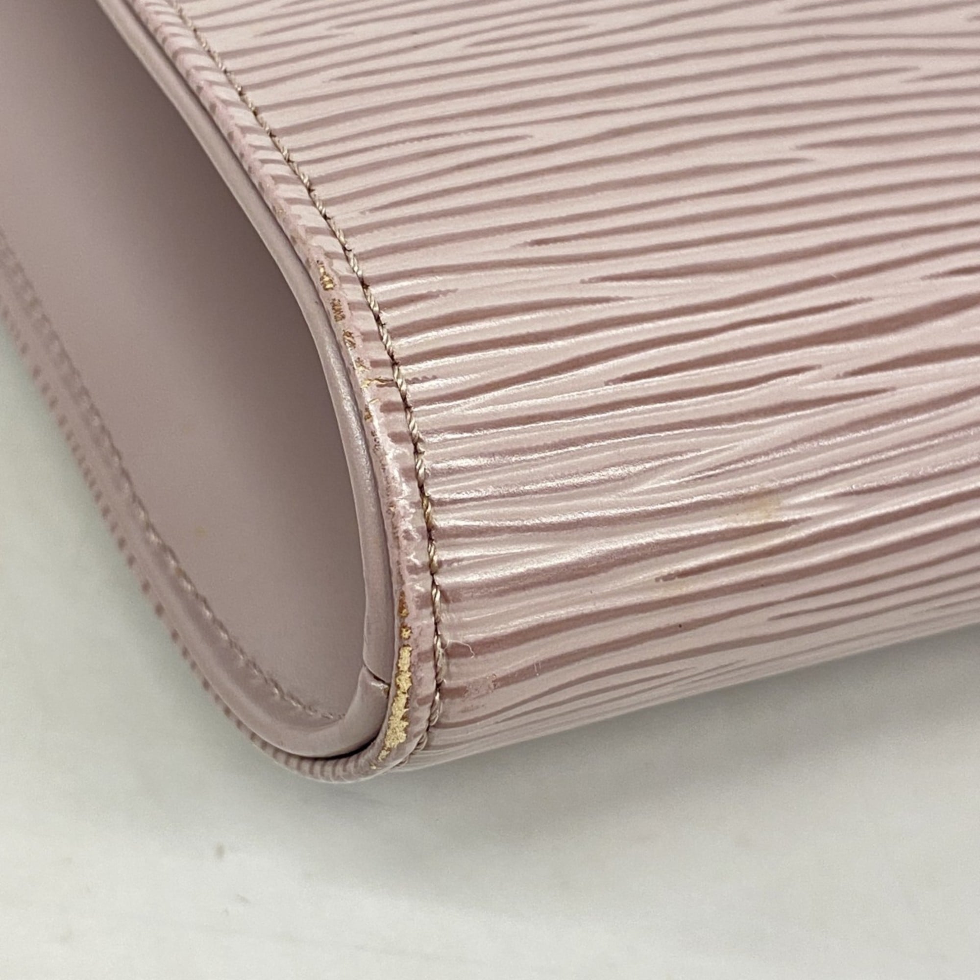 Louis Vuitton Lilac Shoulder Bag (Pre-Owned)