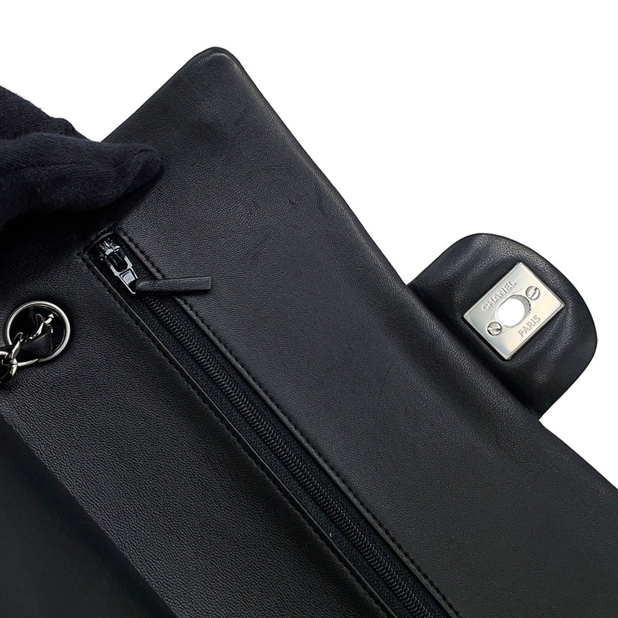 Chanel Matelasse Black Leather Shoulder Bag (Pre-Owned)