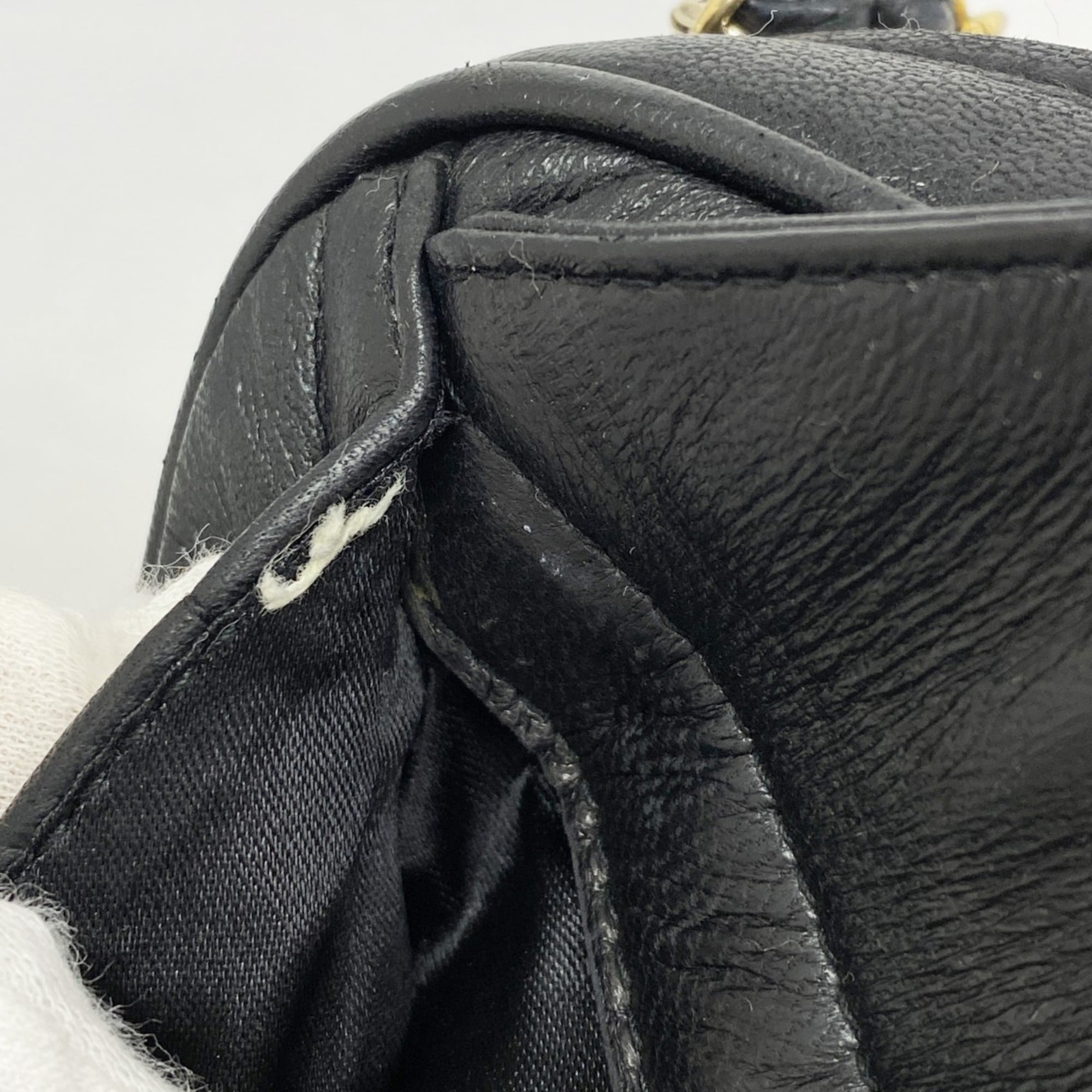 Chanel Black Leather Shoulder Bag (Pre-Owned)