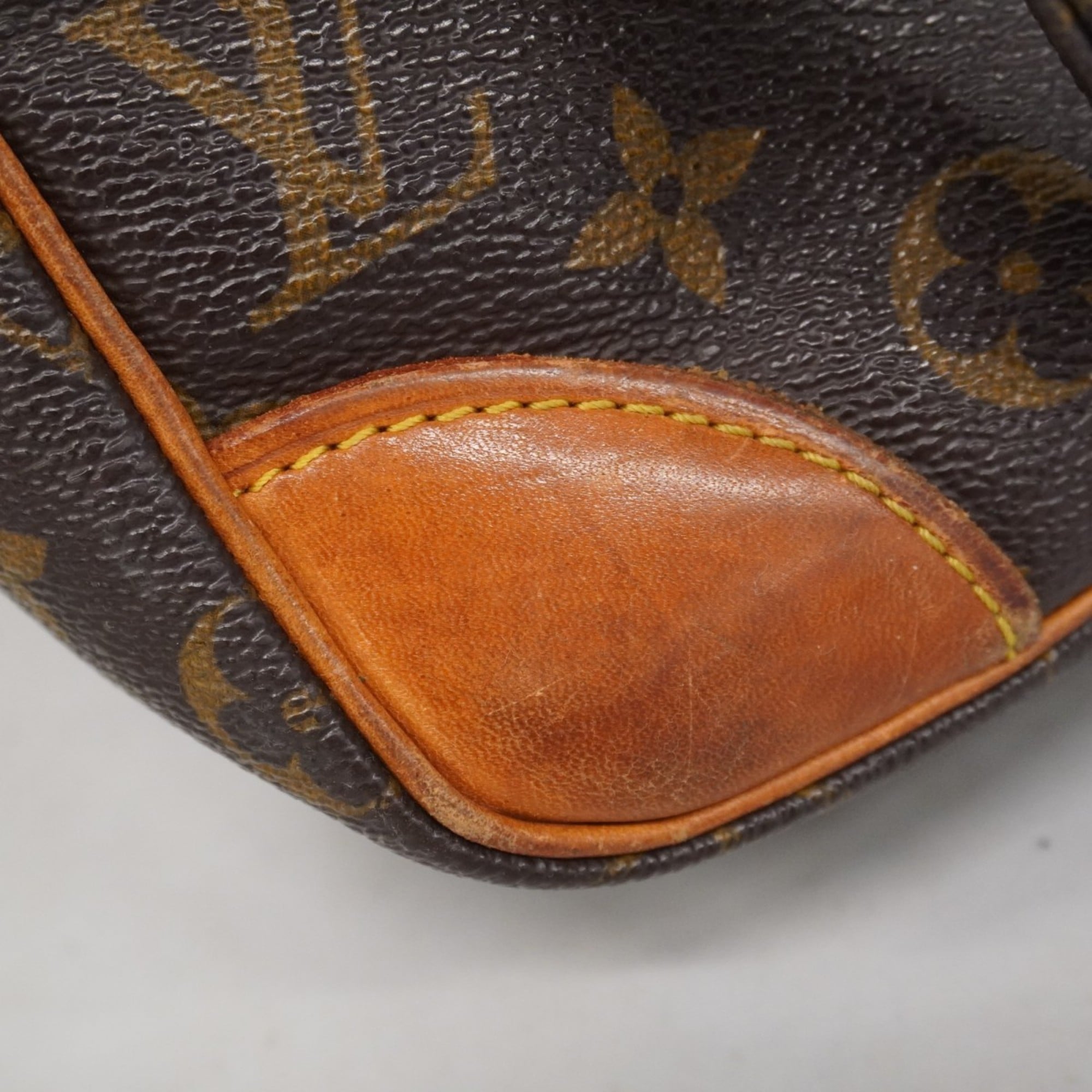 Louis Vuitton Brown Shoulder Bag (Pre-Owned)