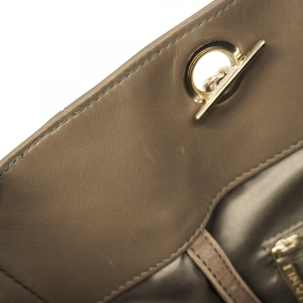 Chanel Gray Leather Shoulder Bag (Pre-Owned)