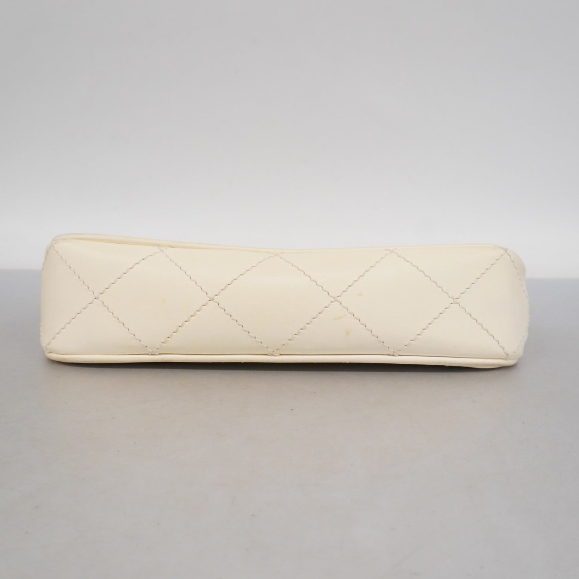 Chanel White Leather Shoulder Bag (Pre-Owned)