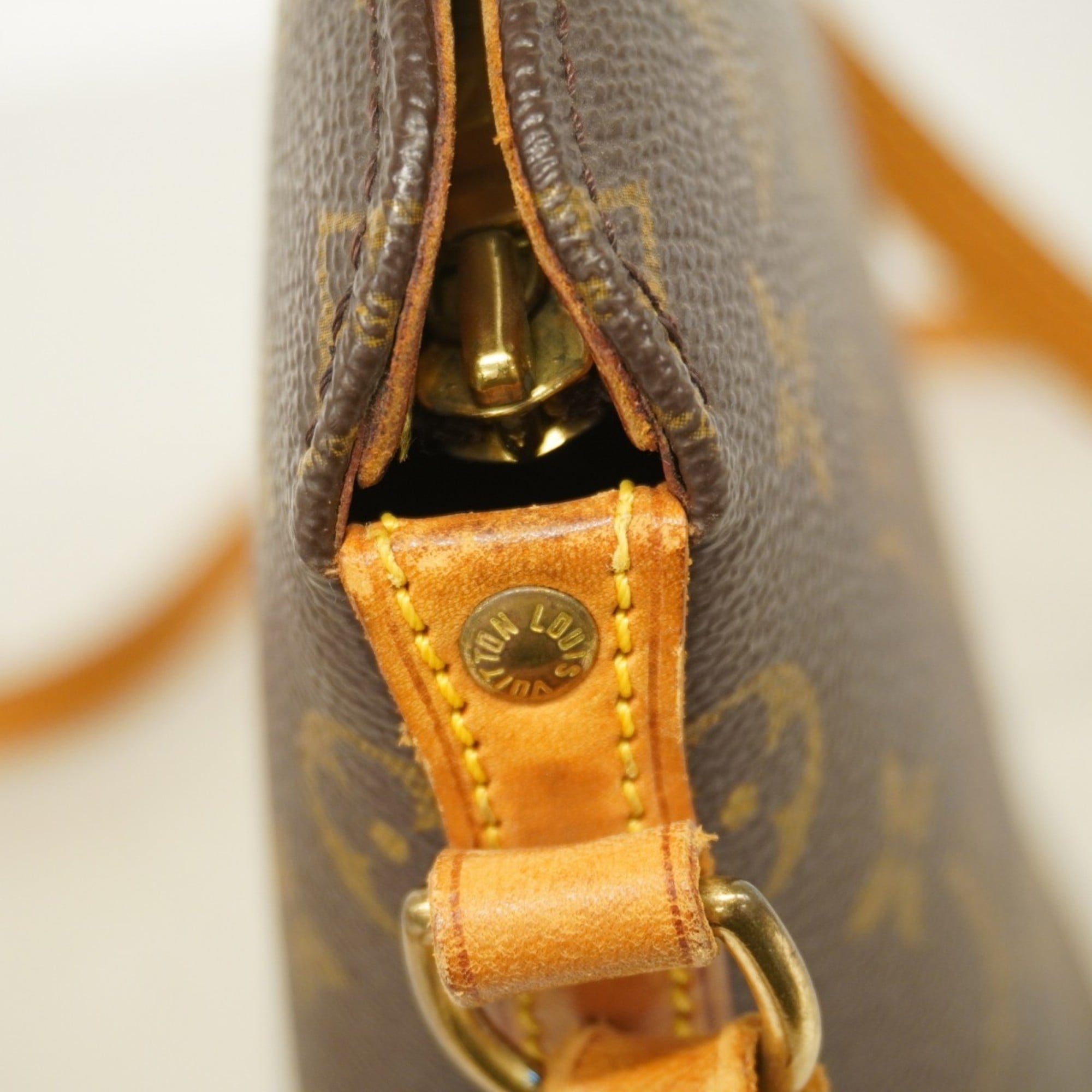 Louis Vuitton Brown Shoulder Bag (Pre-Owned)