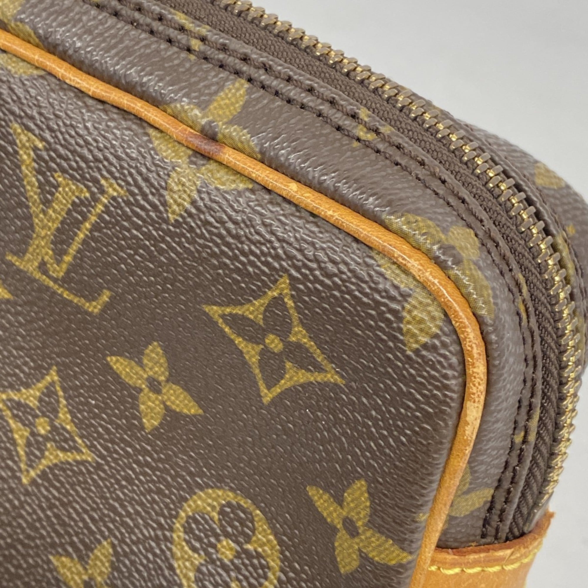 Louis Vuitton Brown Clutch Bag (Pre-Owned)