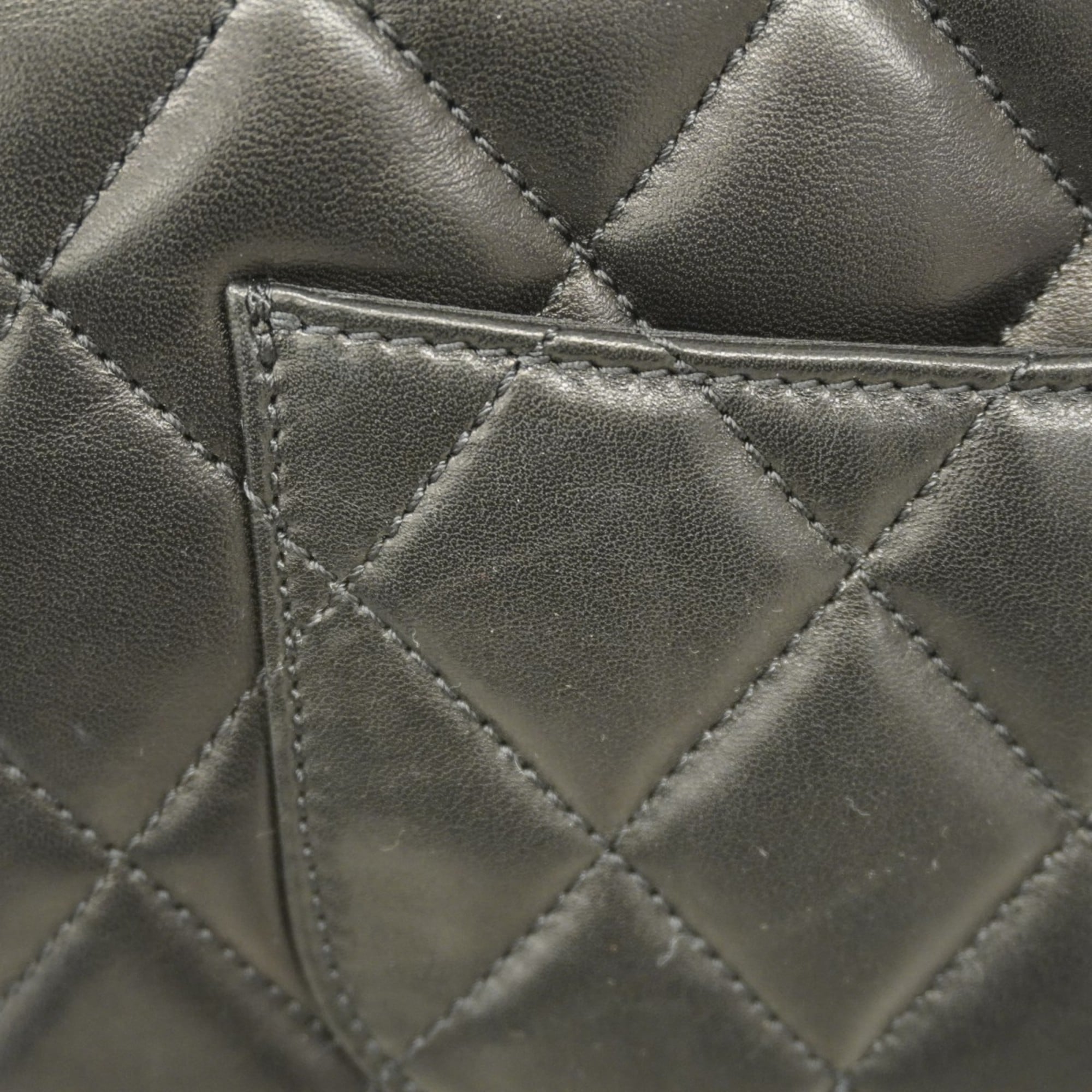 Chanel Black Leather Shoulder Bag (Pre-Owned)