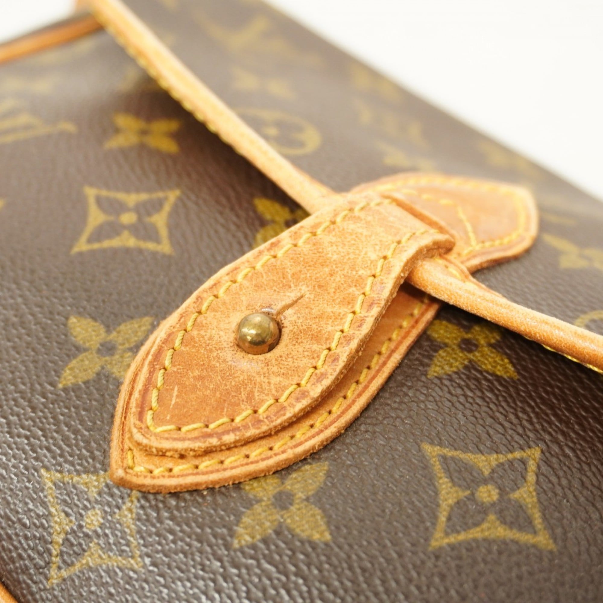 Louis Vuitton Brown Shoulder Bag (Pre-Owned)