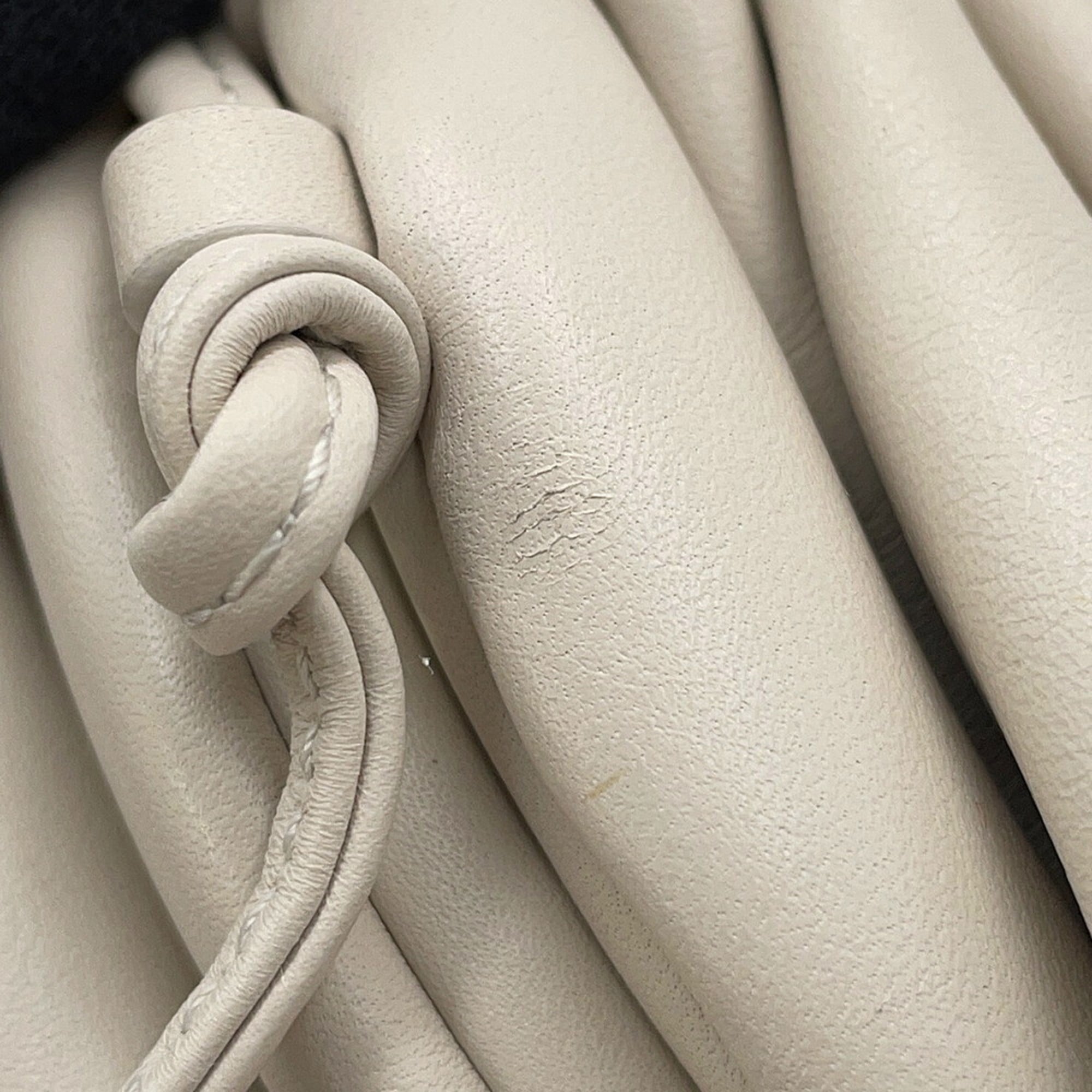 Bottega Veneta Ivory Leather Pouch Shoulder Bag (Pre-Owned)