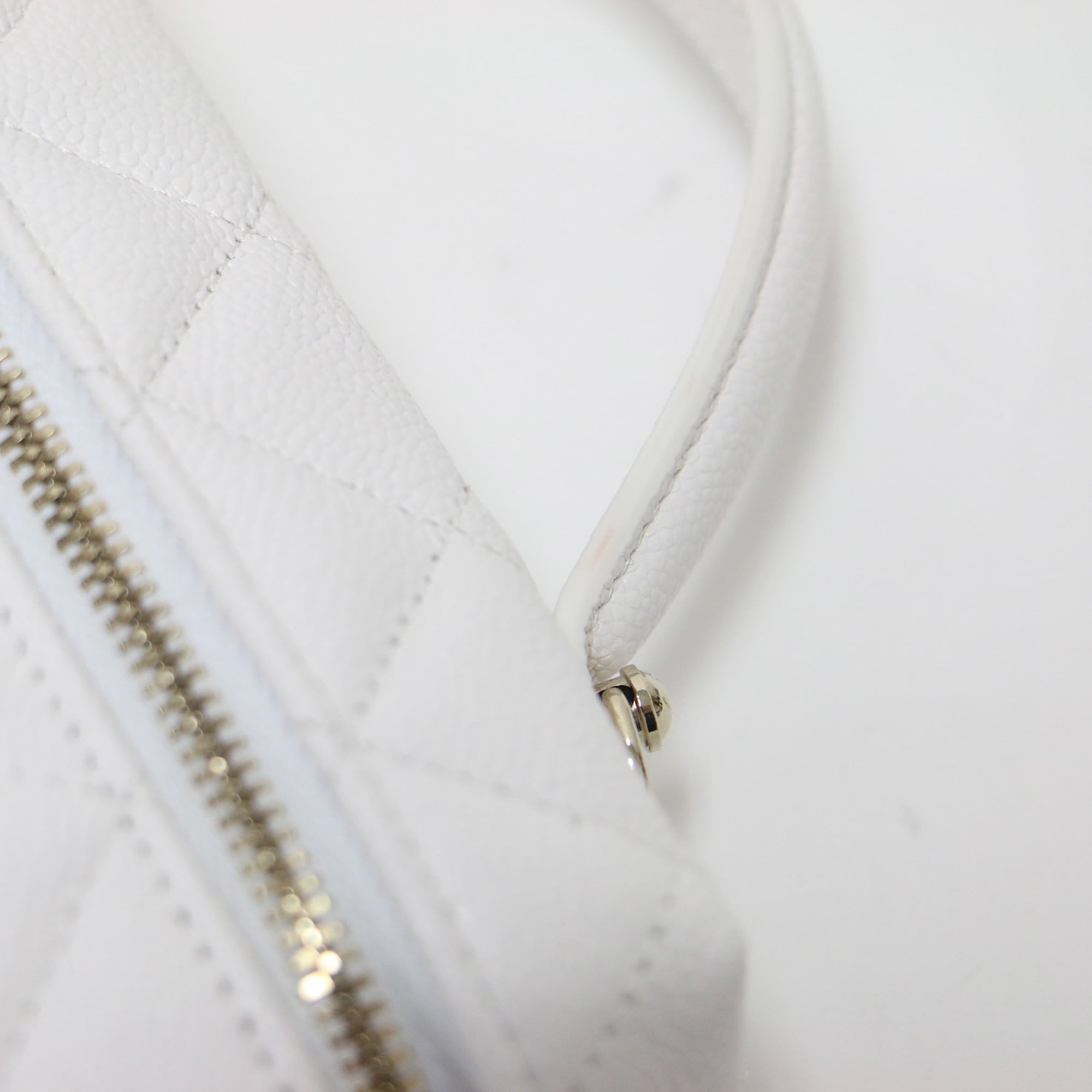 Chanel White Grained Calfskin Handbag Shoulder Bag (Pre-Owned)