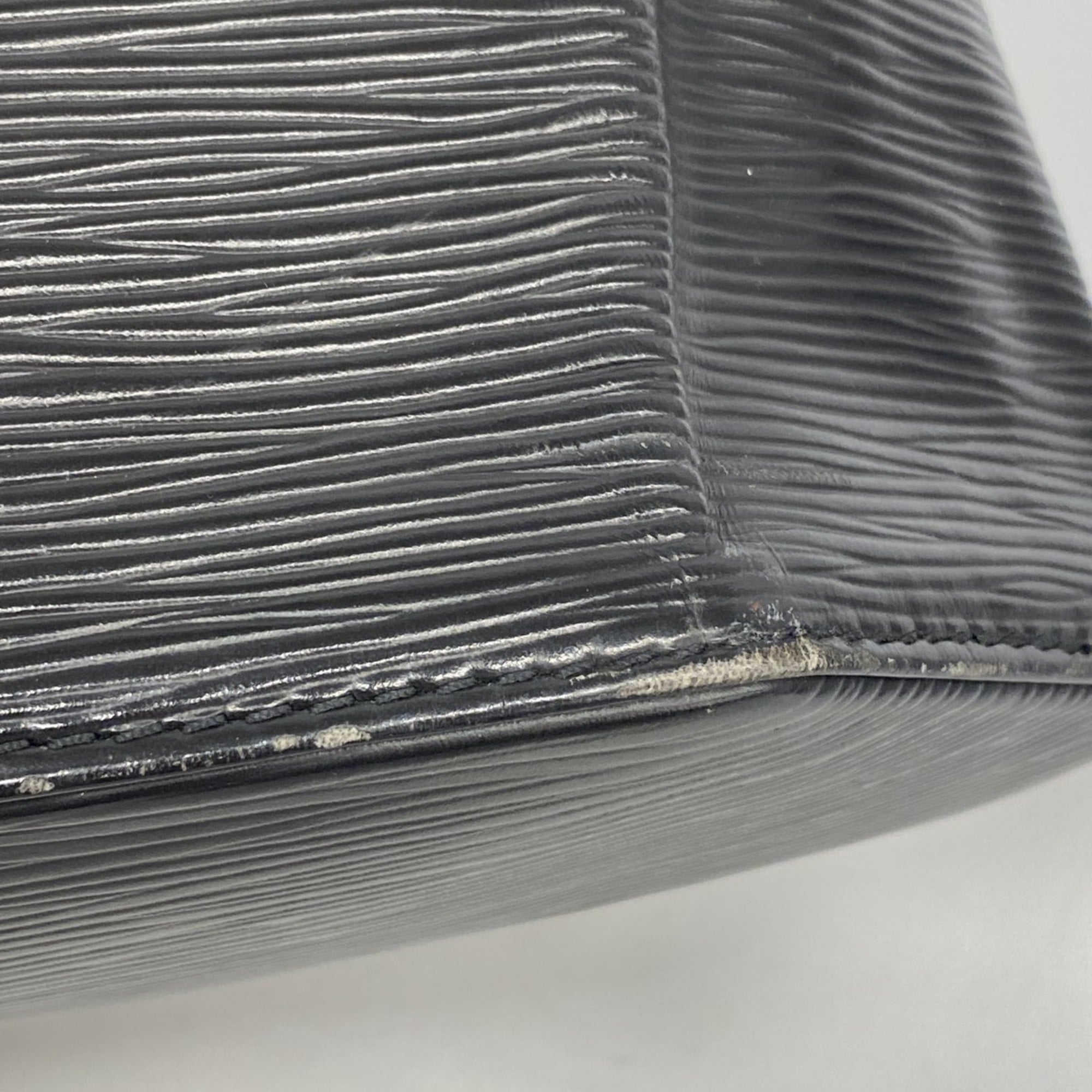 Louis Vuitton Noir Shoulder Bag (Pre-Owned)