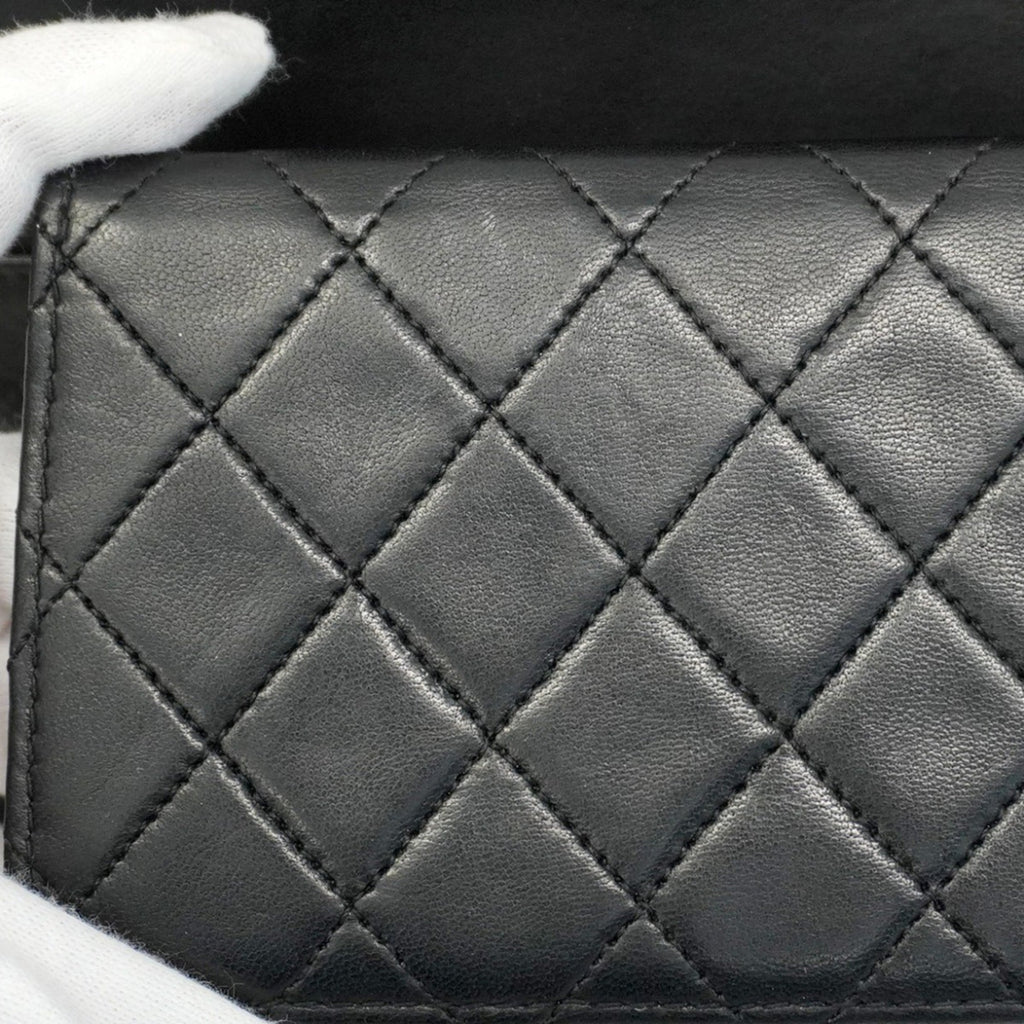 Chanel Black Leather Shoulder Bag (Pre-Owned)
