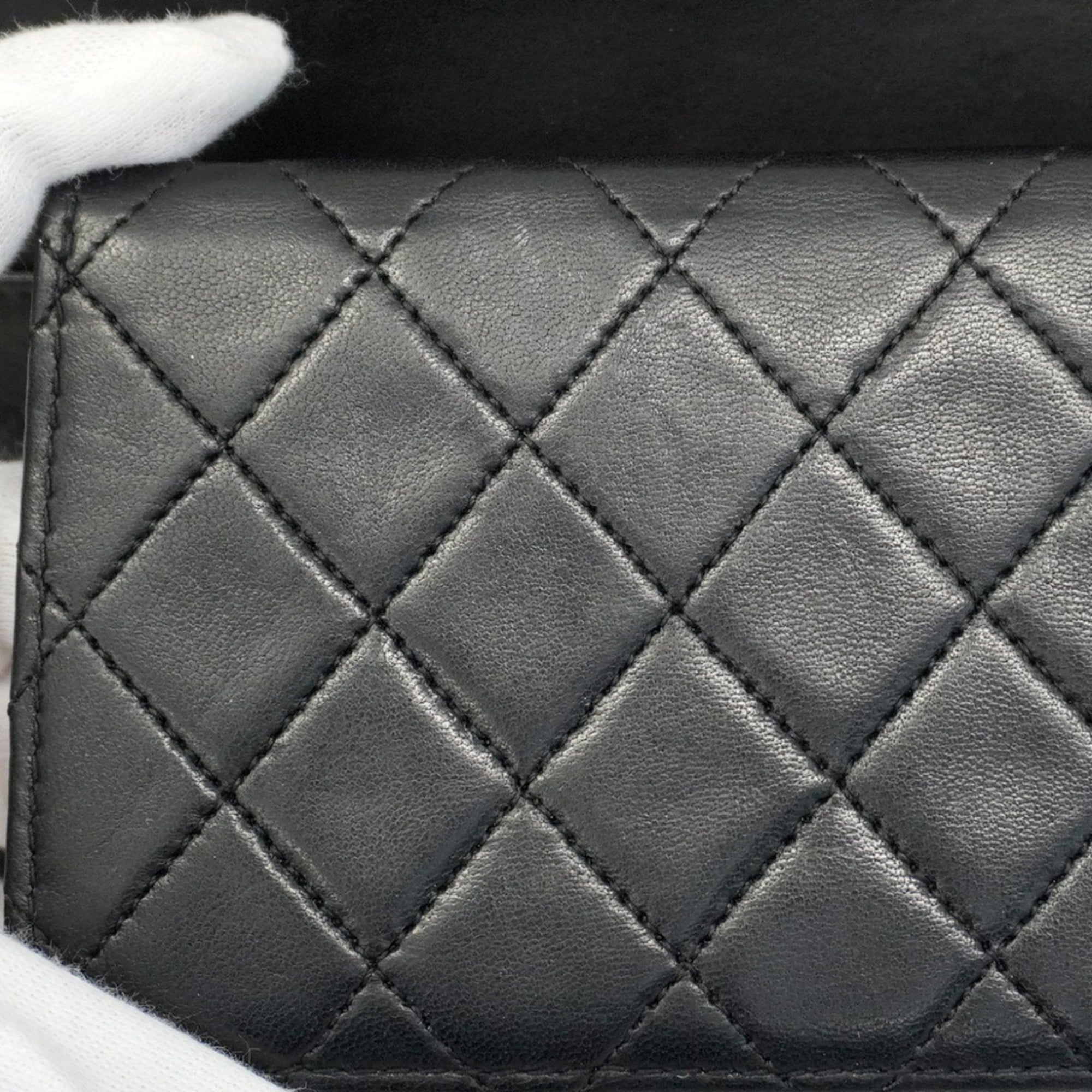 Chanel Black Leather Shoulder Bag (Pre-Owned)