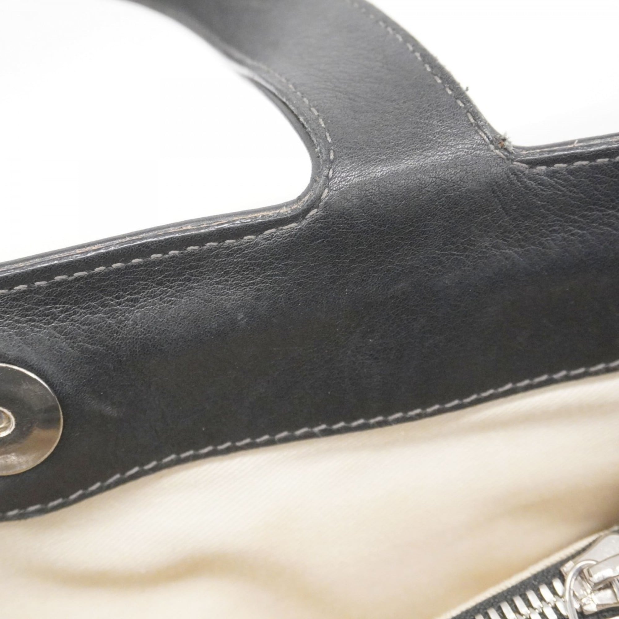 Salvatore Ferragamo Black Leather Handbag (Pre-Owned)