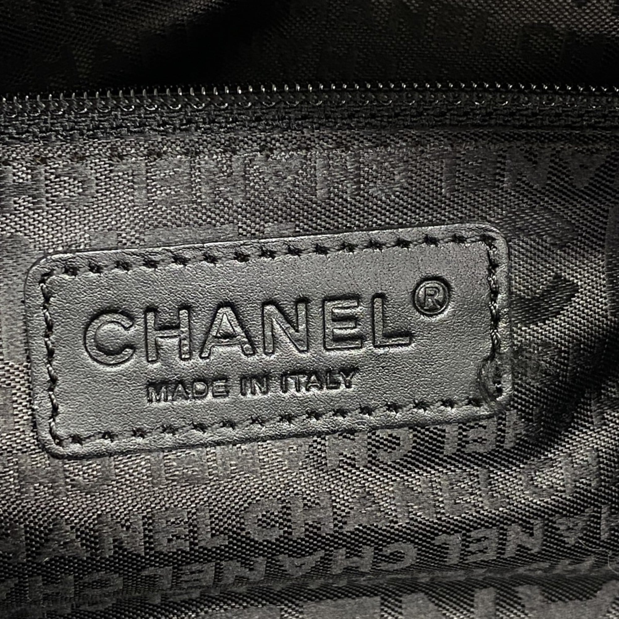Chanel Black Grained Calfskin Shoulder Bag (Pre-Owned)