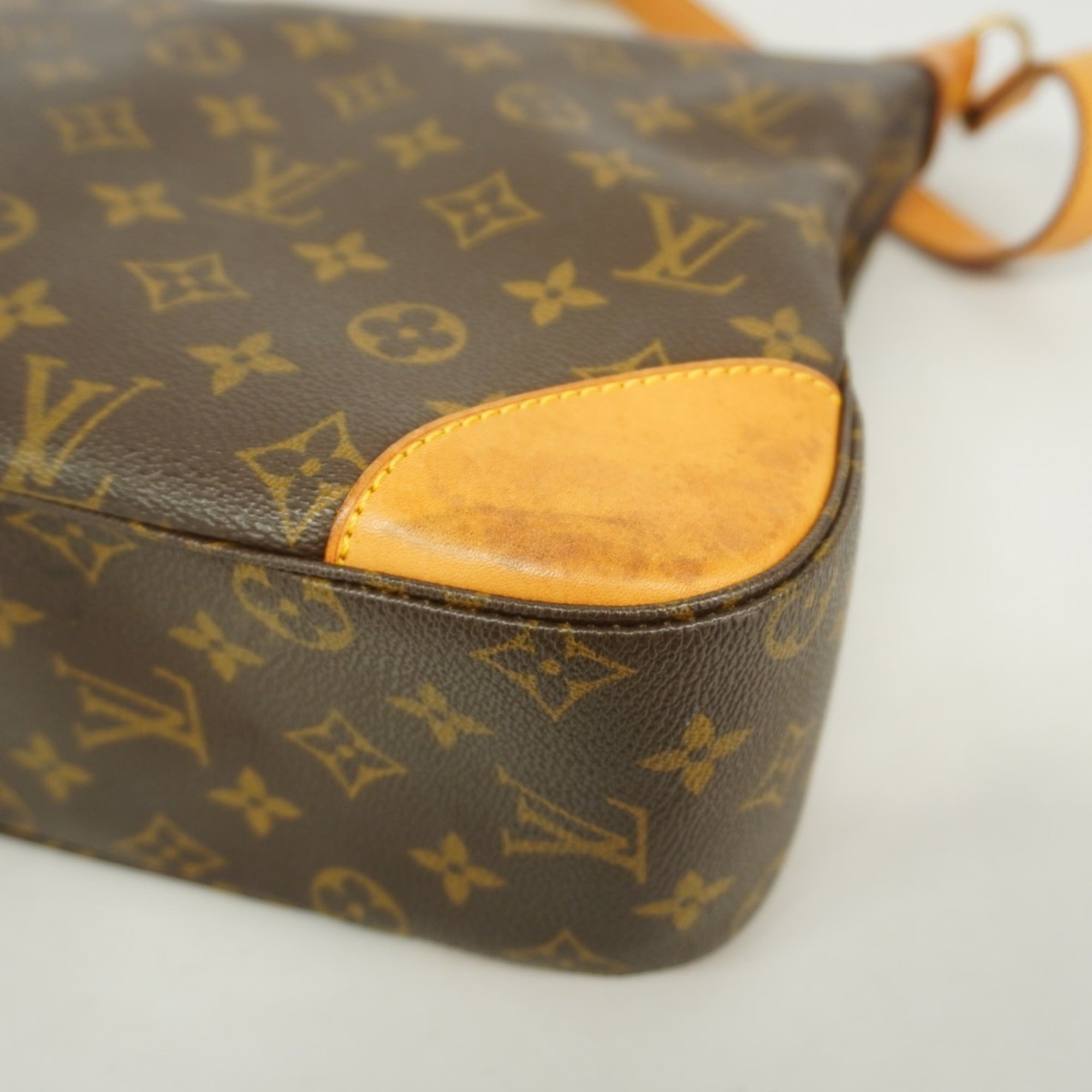 Louis Vuitton Brown Shoulder Bag (Pre-Owned)
