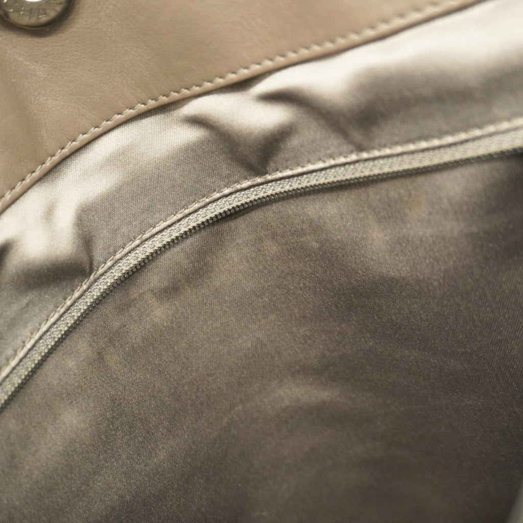 Chanel Gray Leather Shoulder Bag (Pre-Owned)