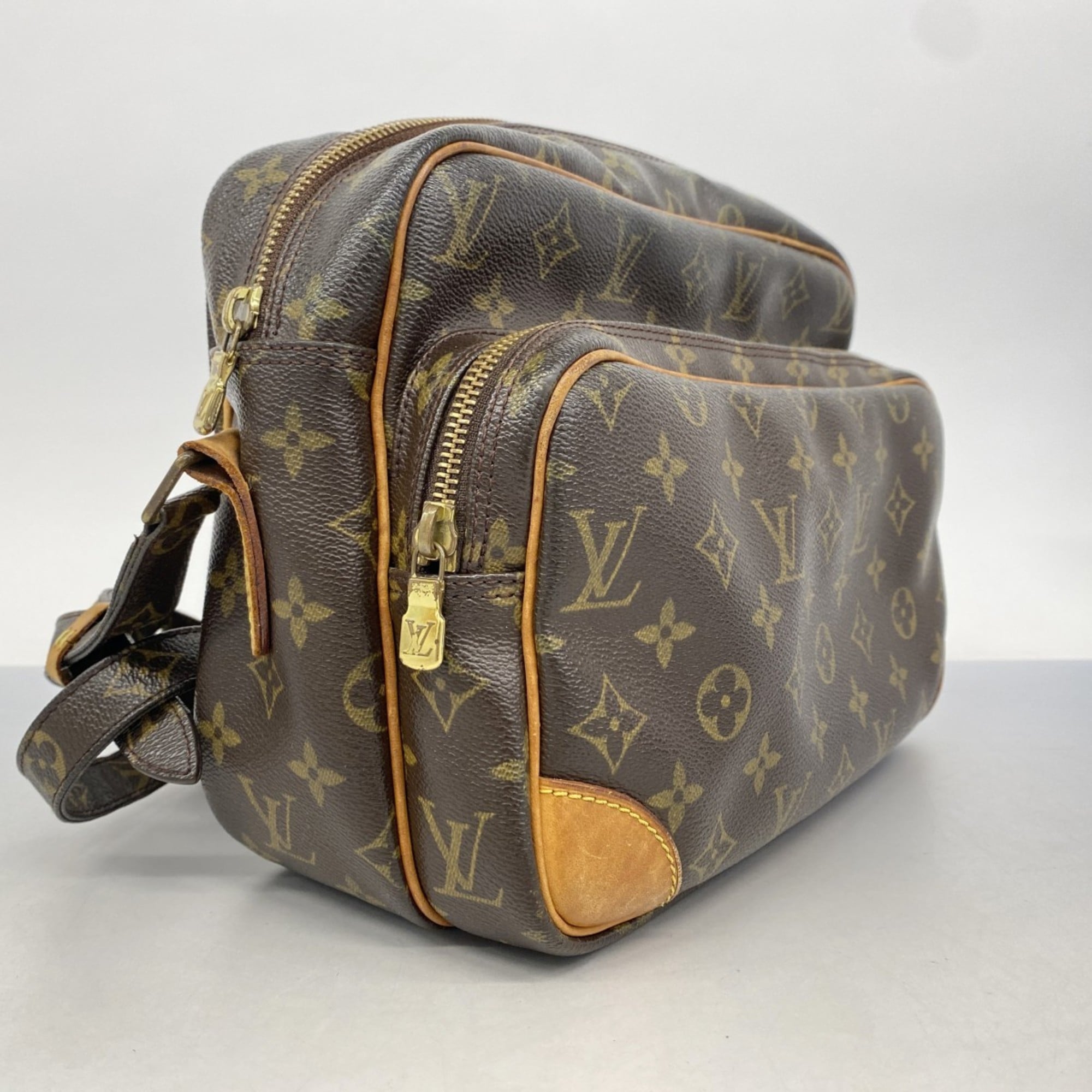 Louis Vuitton Brown Shoulder Bag (Pre-Owned)