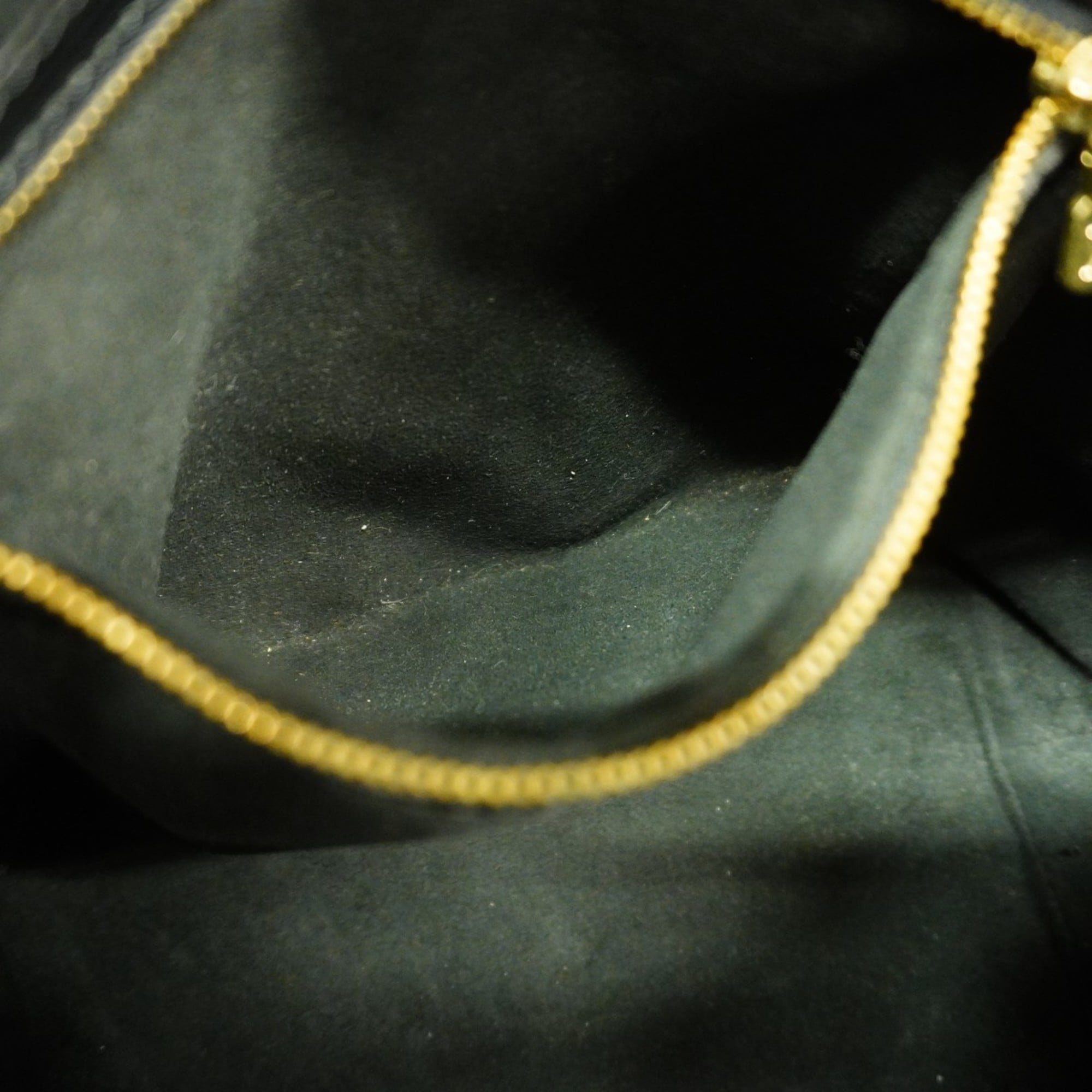 Louis Vuitton Noir Shoulder Bag (Pre-Owned)