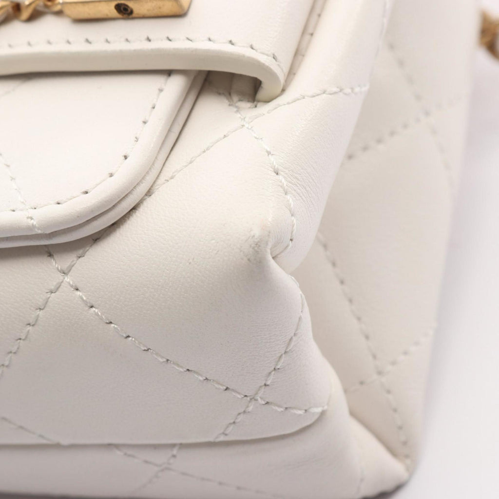 Chanel White Leather Shoulder Bag (Pre-Owned)