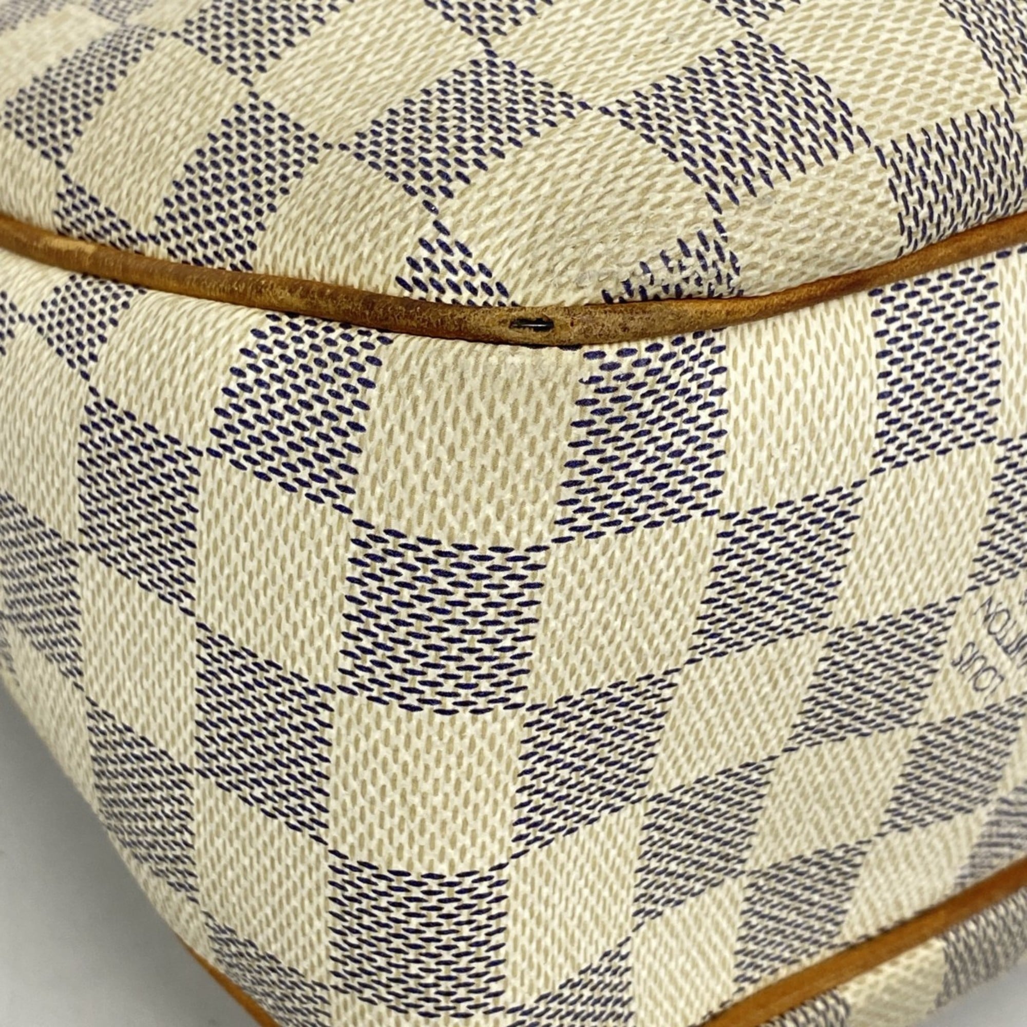 Louis Vuitton White Shoulder Bag (Pre-Owned)