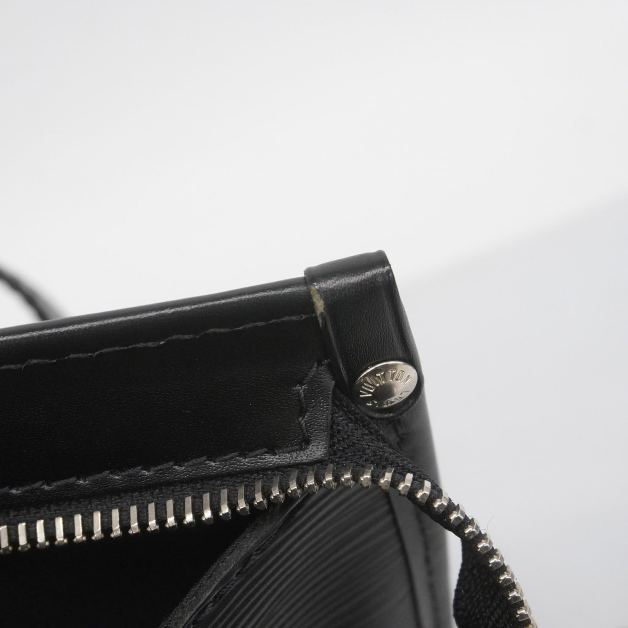 Louis Vuitton Noir Handbag (Pre-Owned)