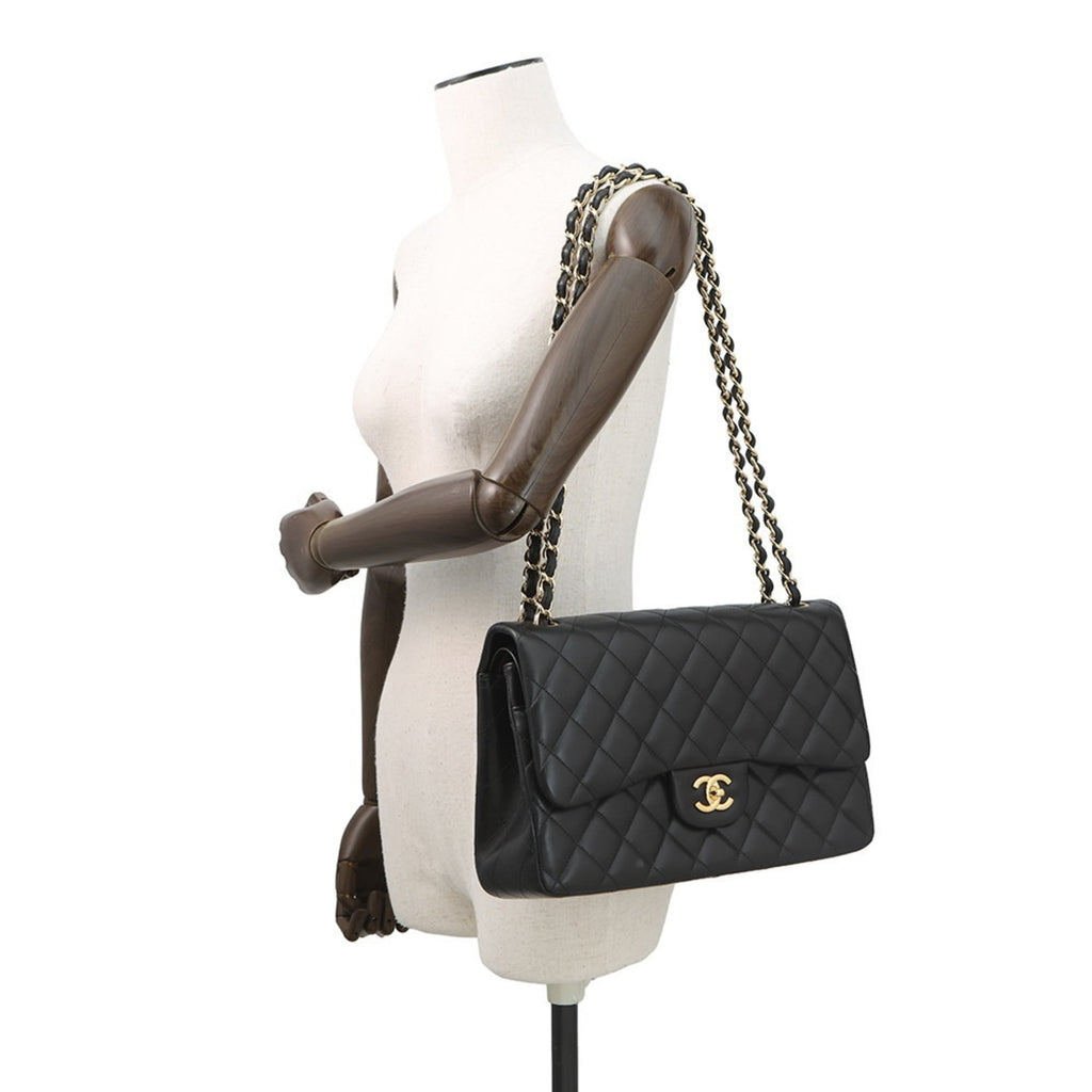 Chanel Matelasse Black Leather Shoulder Bag (Pre-Owned)
