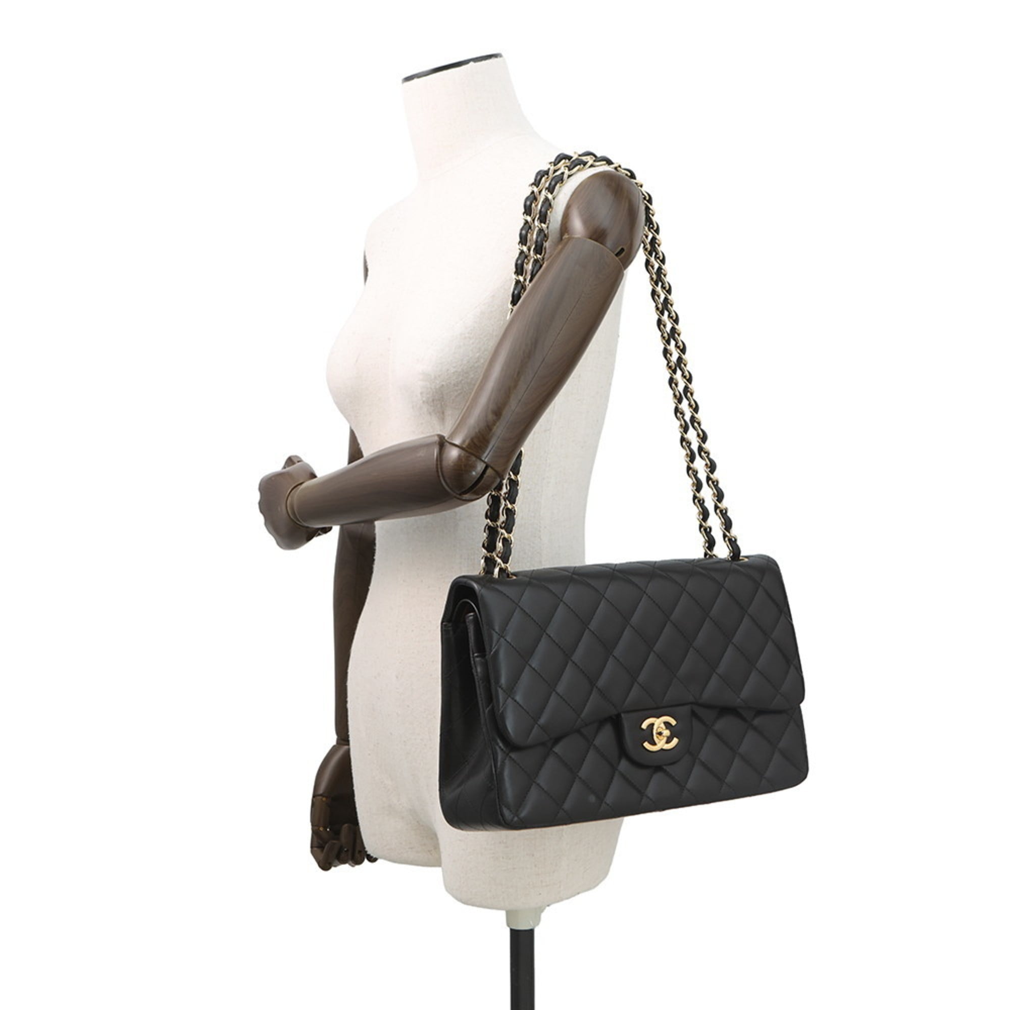 Chanel Matelasse Black Leather Shoulder Bag (Pre-Owned)