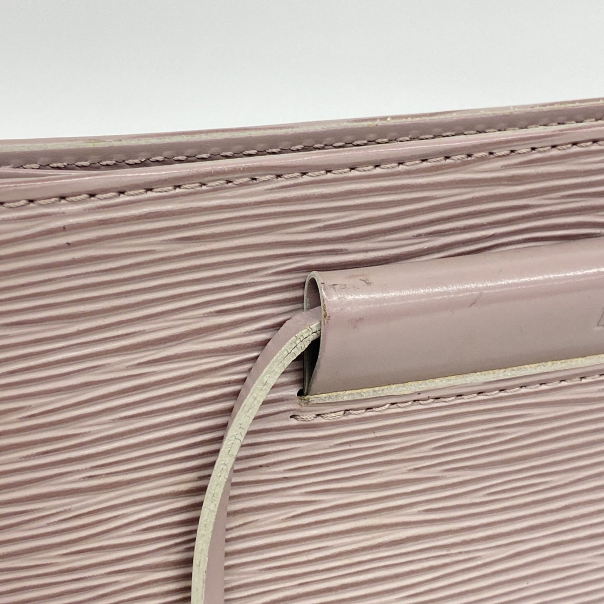 Louis Vuitton Lilac Shoulder Bag (Pre-Owned)
