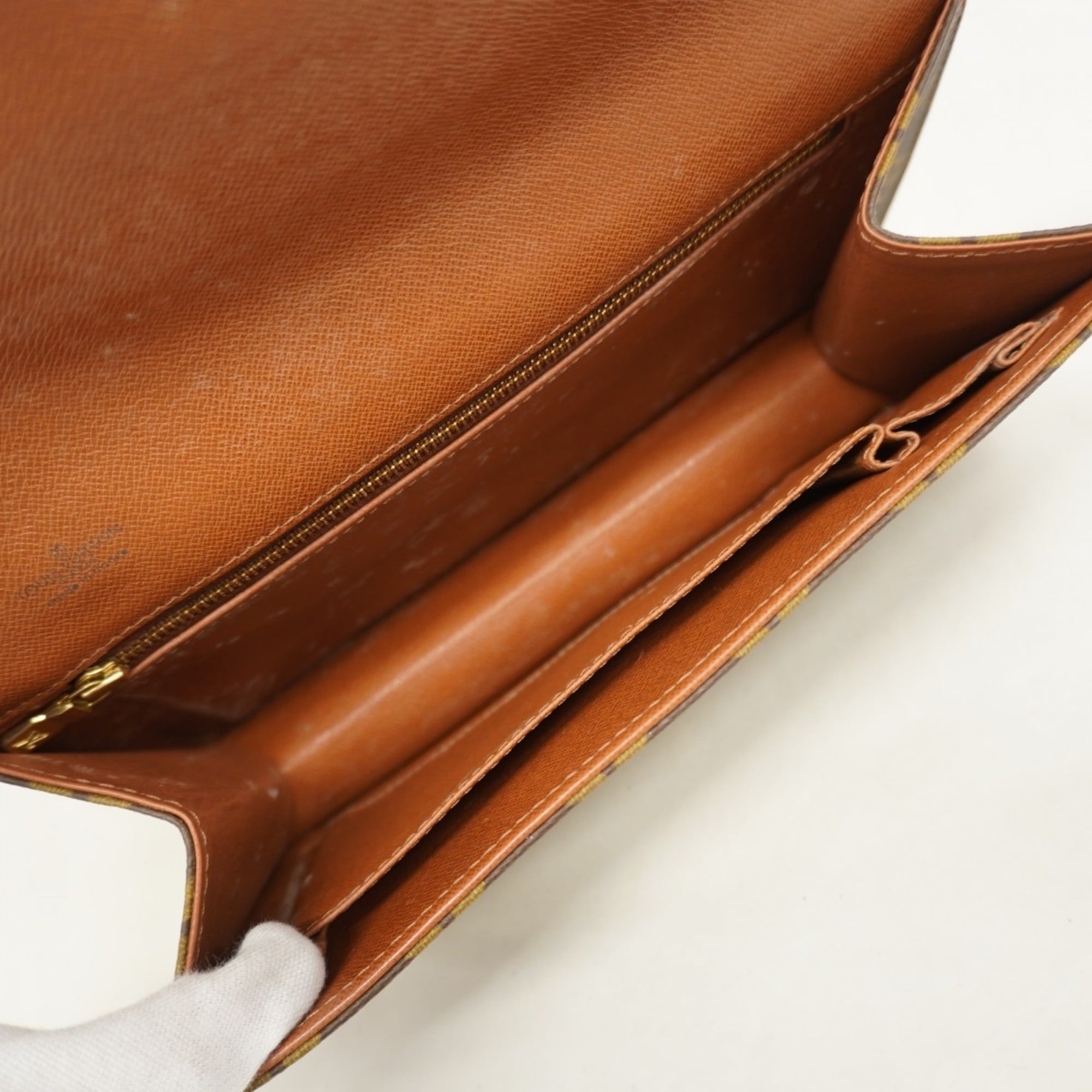 Louis Vuitton Brown Clutch Bag (Pre-Owned)