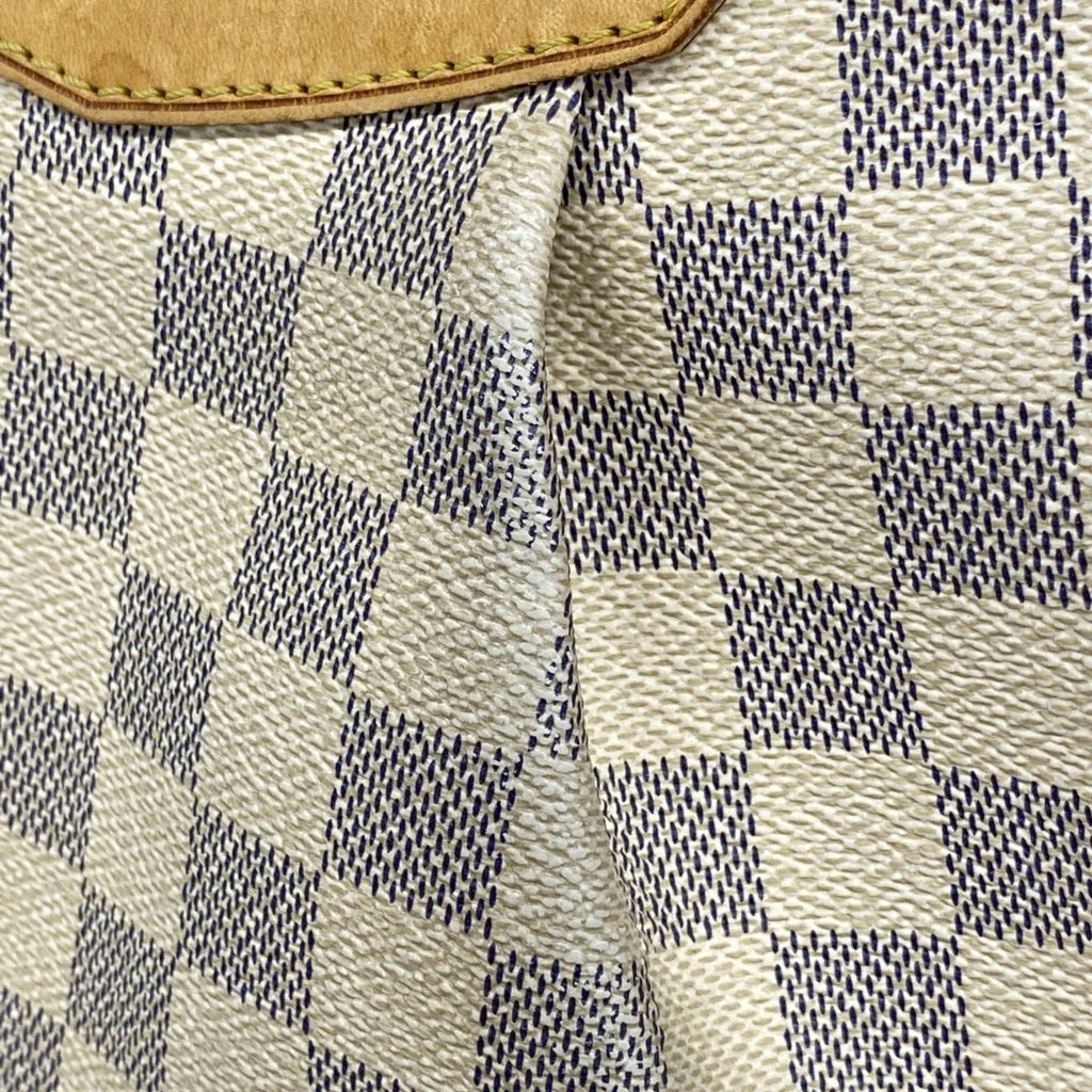 Louis Vuitton White Shoulder Bag (Pre-Owned)