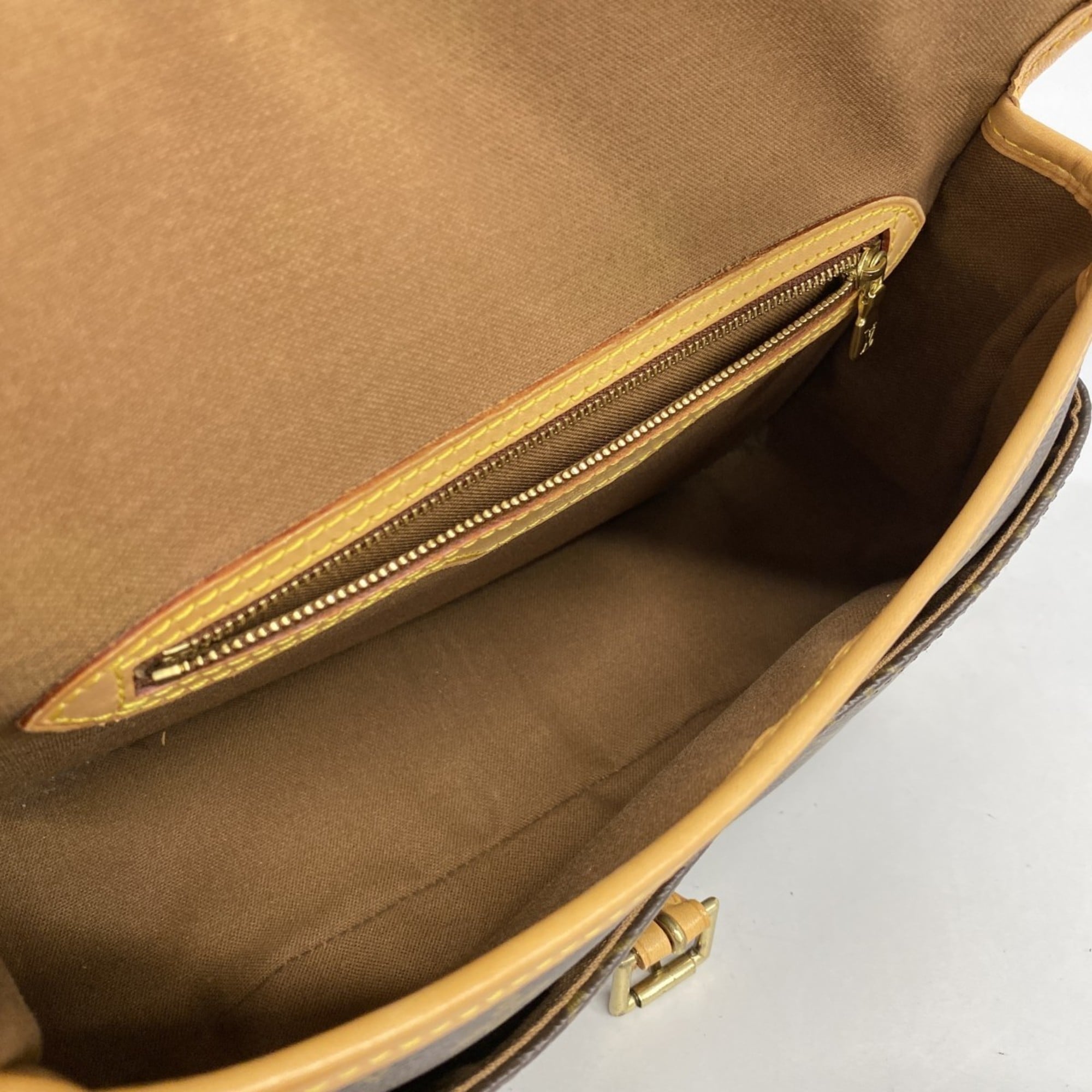 Louis Vuitton Brown Shoulder Bag (Pre-Owned)