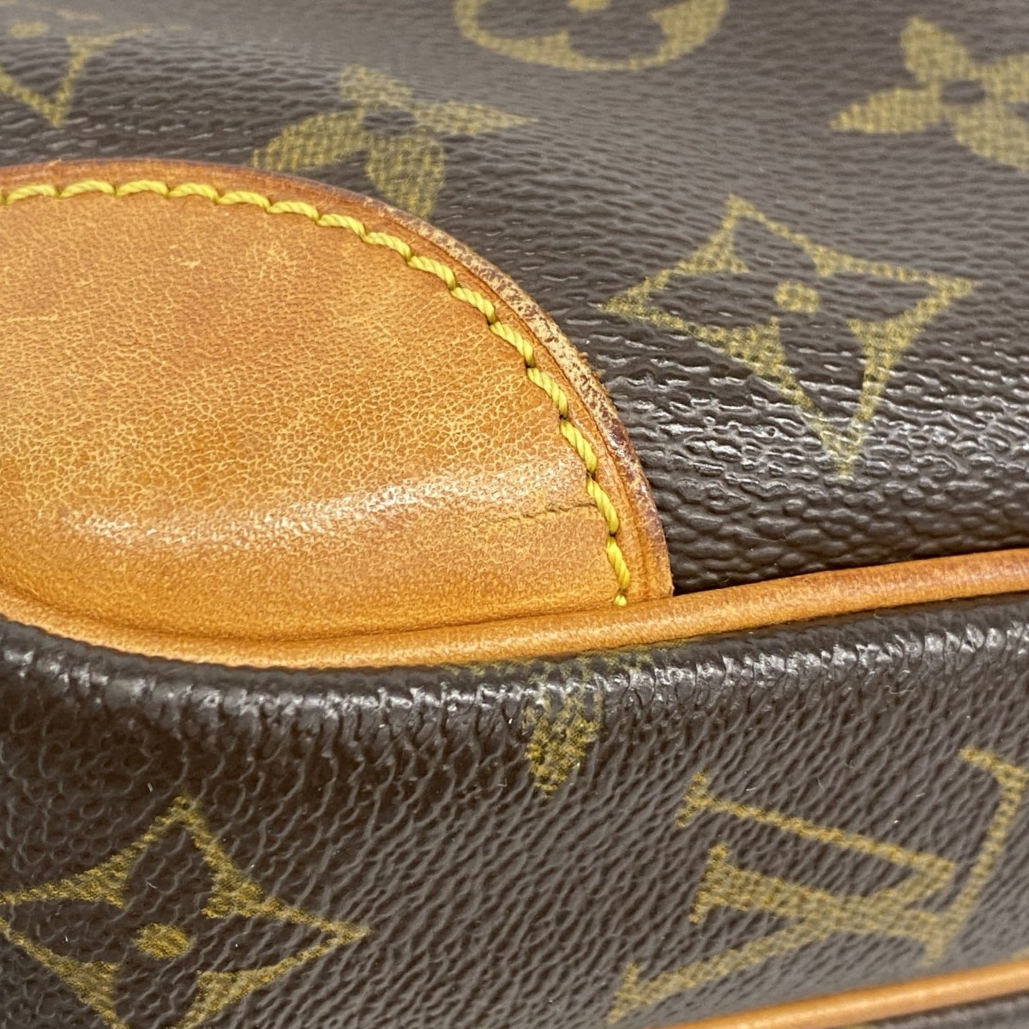 Louis Vuitton Brown Shoulder Bag (Pre-Owned)