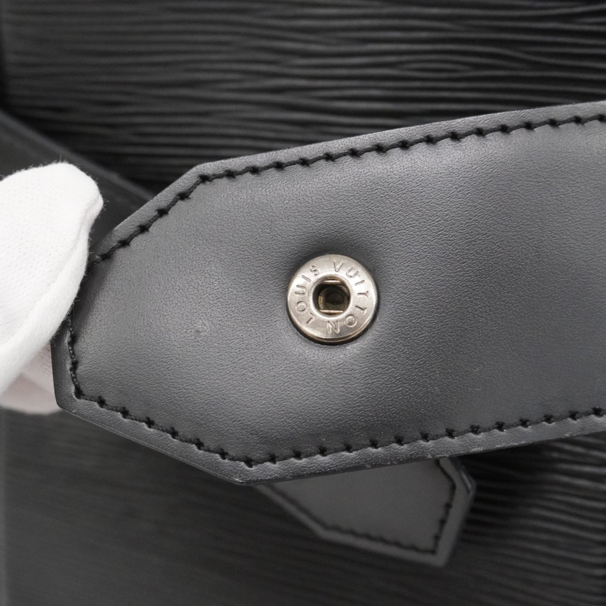 Louis Vuitton Noir Shoulder Bag (Pre-Owned)