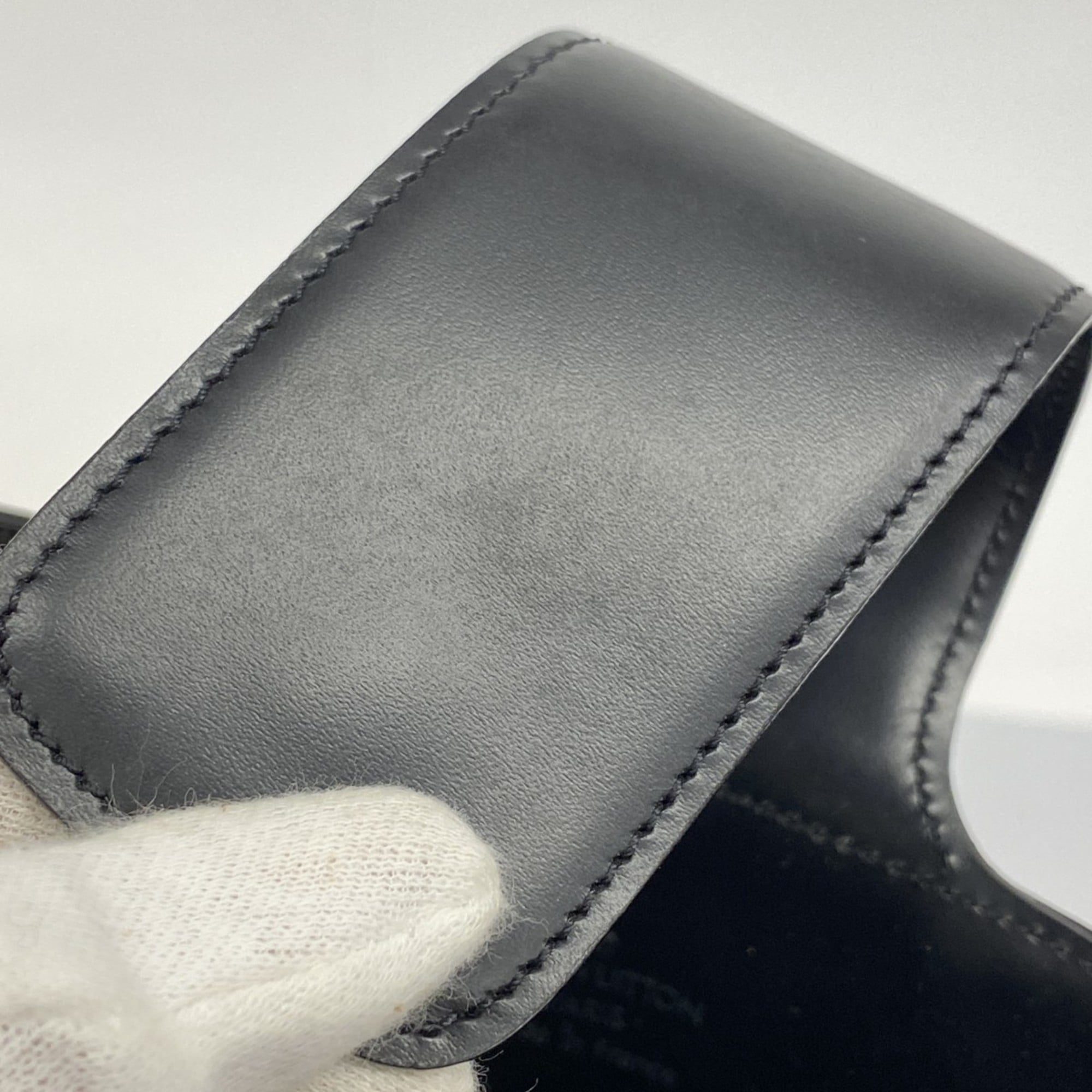 Louis Vuitton Noir Shoulder Bag (Pre-Owned)