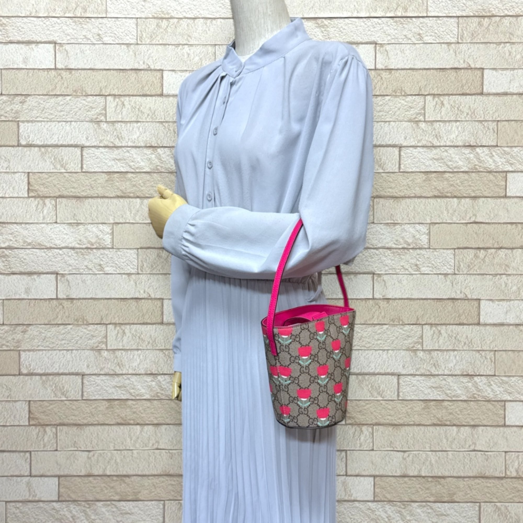 Gucci Beige Pink Gg Supreme Canvas Handbag (Pre-Owned)